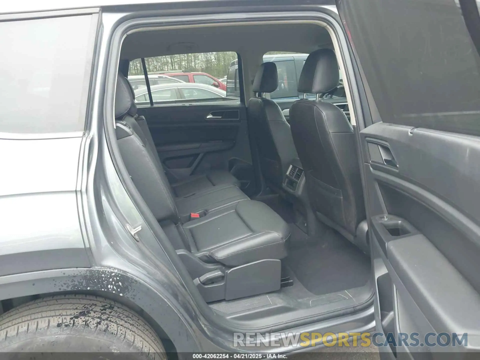 8 Photograph of a damaged car 1V2DR2CA3KC624379 VOLKSWAGEN ATLAS 2019