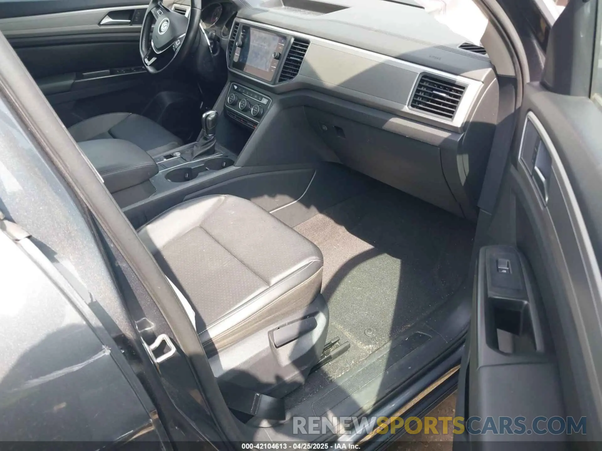 5 Photograph of a damaged car 1V2DR2CA4KC524033 VOLKSWAGEN ATLAS 2019