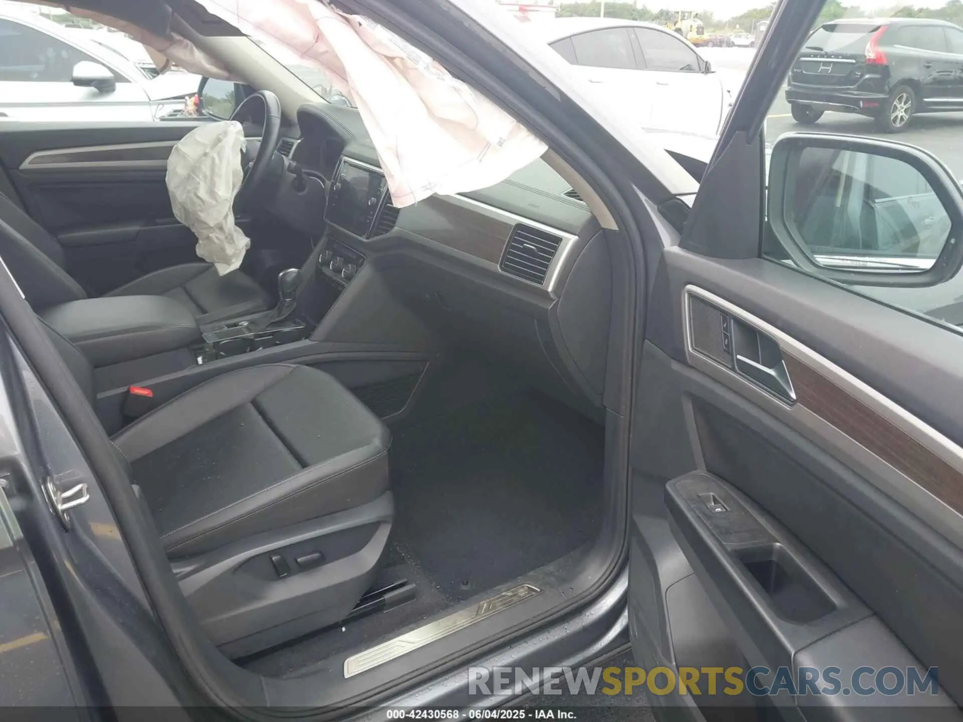 5 Photograph of a damaged car 1V2ER2CA4KC554685 VOLKSWAGEN ATLAS 2019