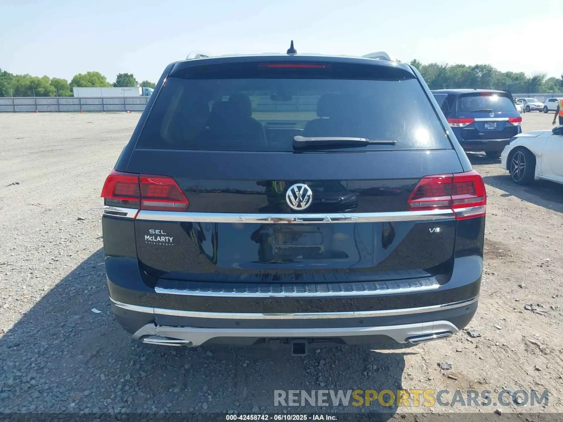 16 Photograph of a damaged car 1V2ER2CA7KC557337 VOLKSWAGEN ATLAS 2019