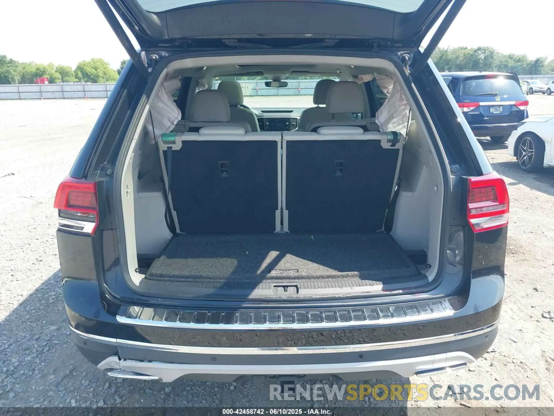 17 Photograph of a damaged car 1V2ER2CA7KC557337 VOLKSWAGEN ATLAS 2019