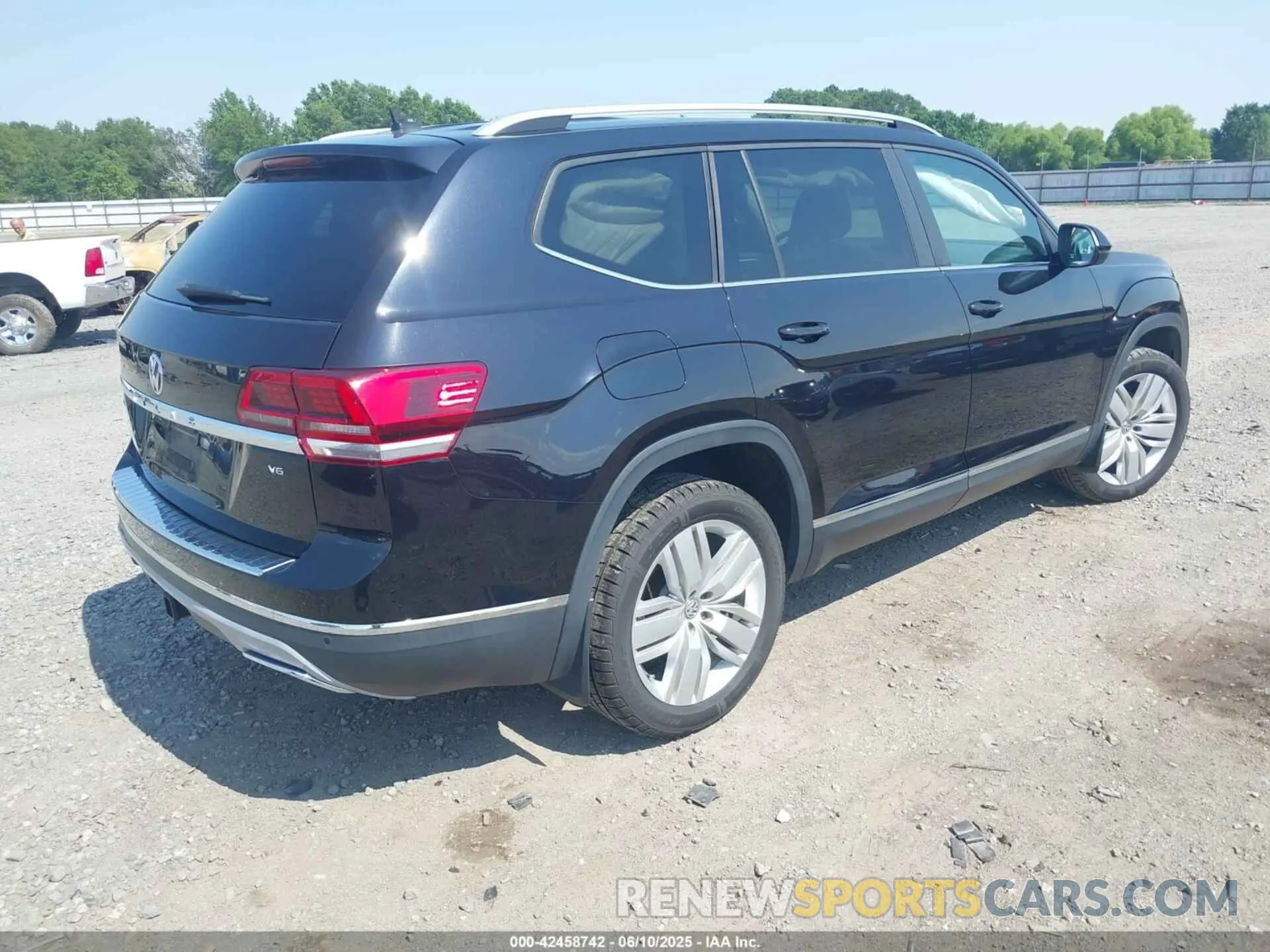 4 Photograph of a damaged car 1V2ER2CA7KC557337 VOLKSWAGEN ATLAS 2019