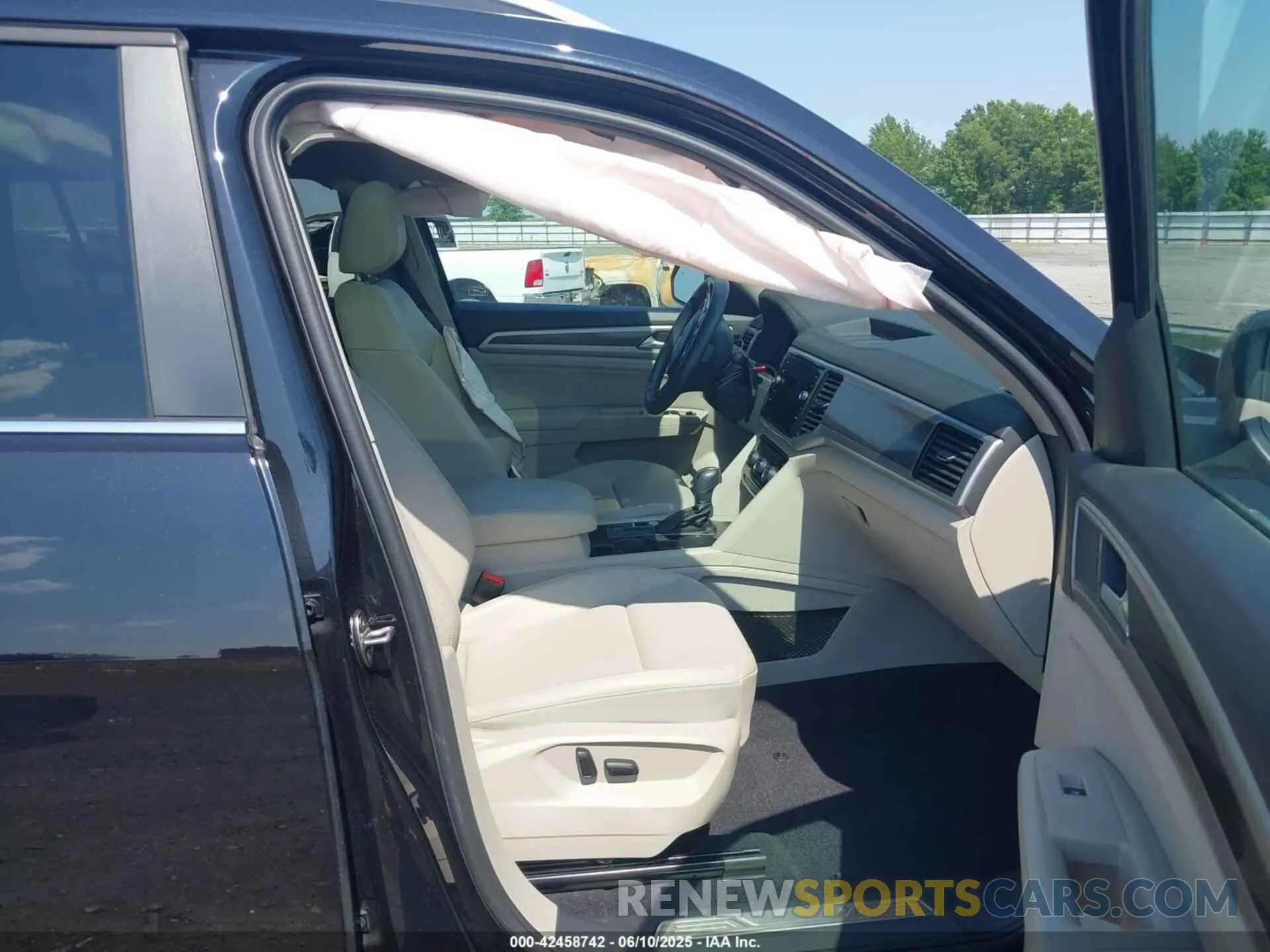 5 Photograph of a damaged car 1V2ER2CA7KC557337 VOLKSWAGEN ATLAS 2019