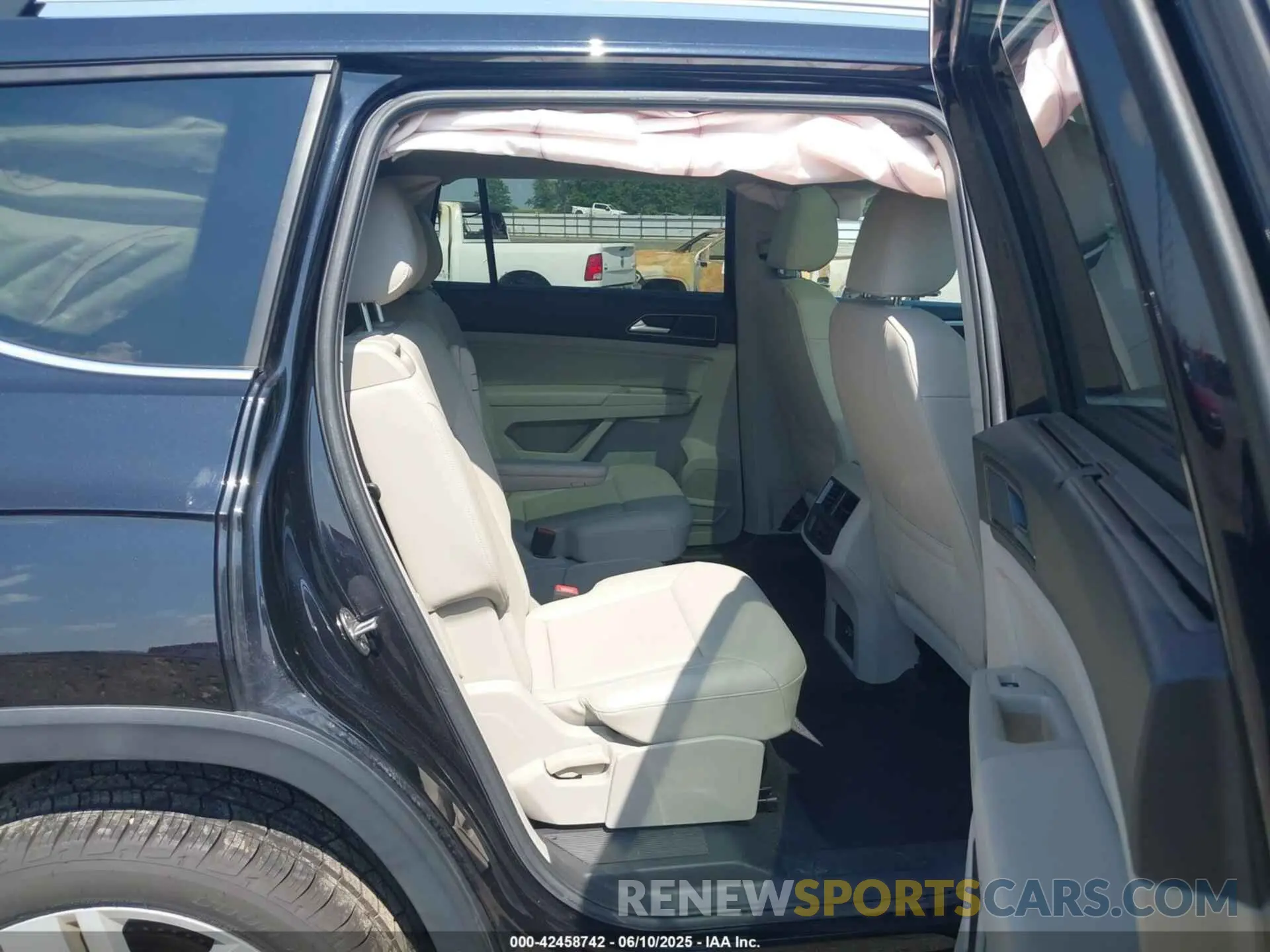 8 Photograph of a damaged car 1V2ER2CA7KC557337 VOLKSWAGEN ATLAS 2019