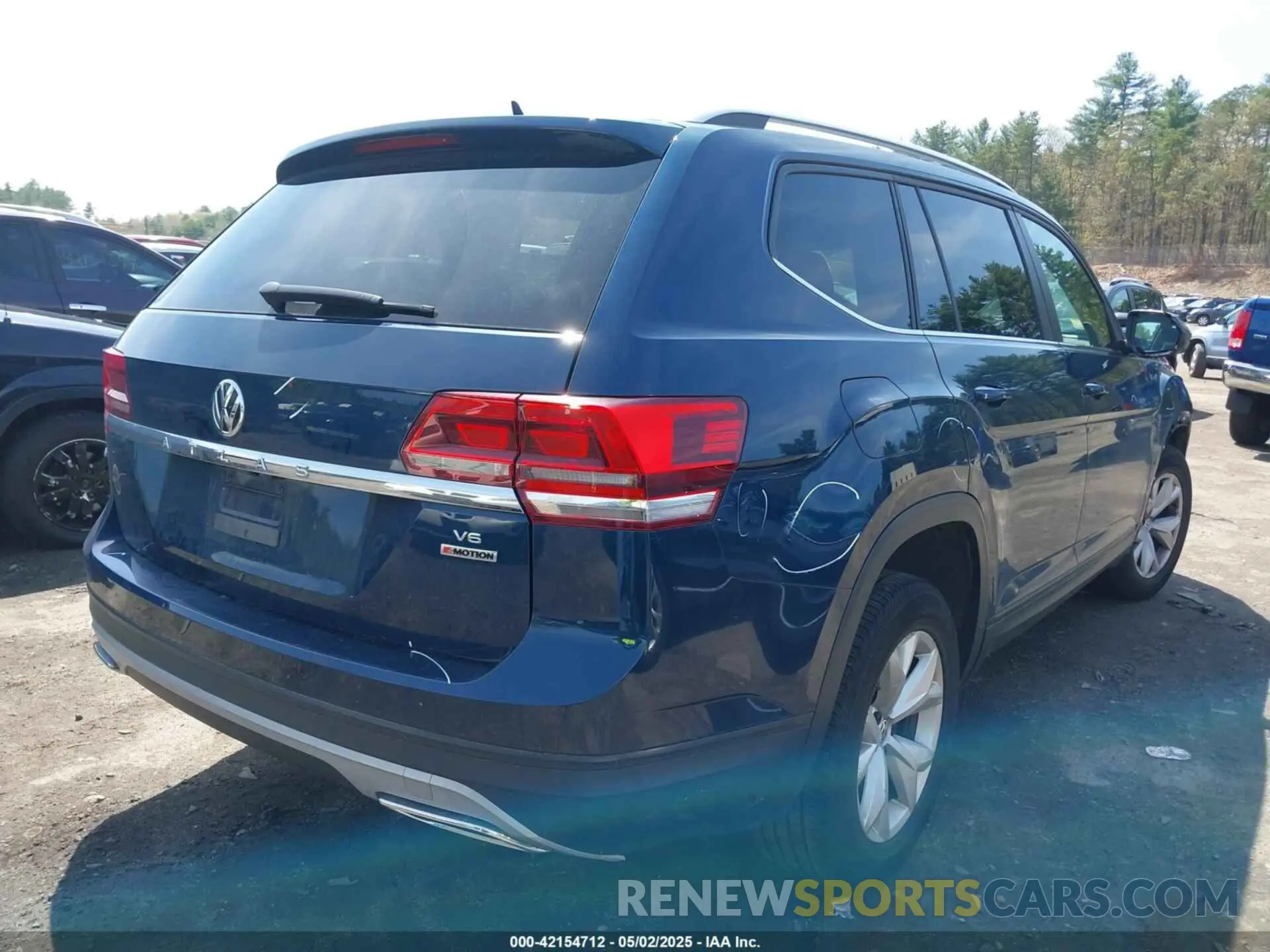 4 Photograph of a damaged car 1V2GR2CA6KC552560 VOLKSWAGEN ATLAS 2019