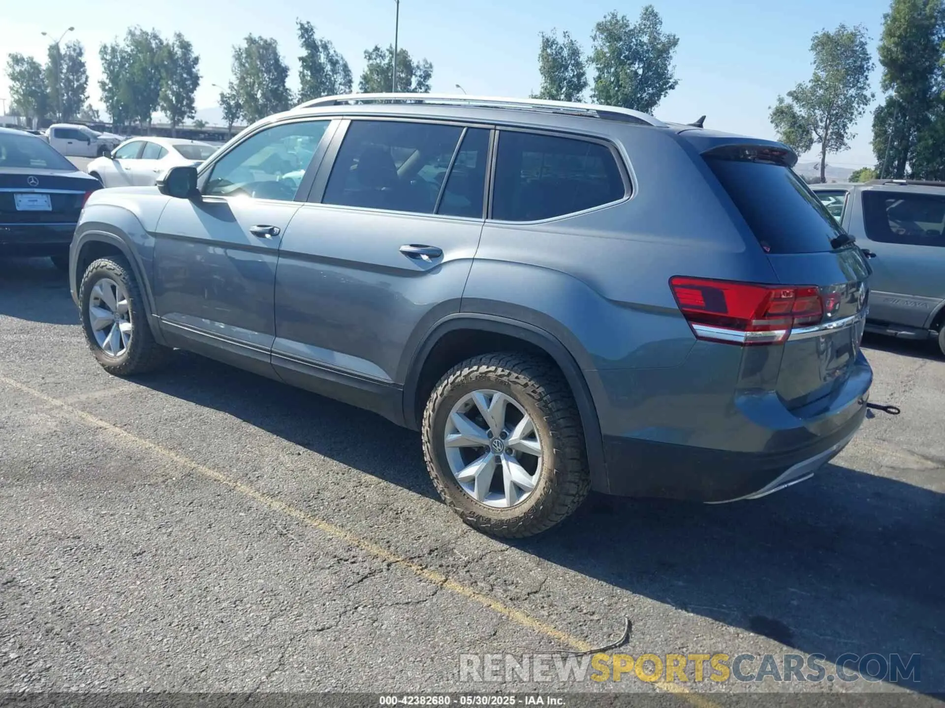 3 Photograph of a damaged car 1V2GR2CA8KC549501 VOLKSWAGEN ATLAS 2019