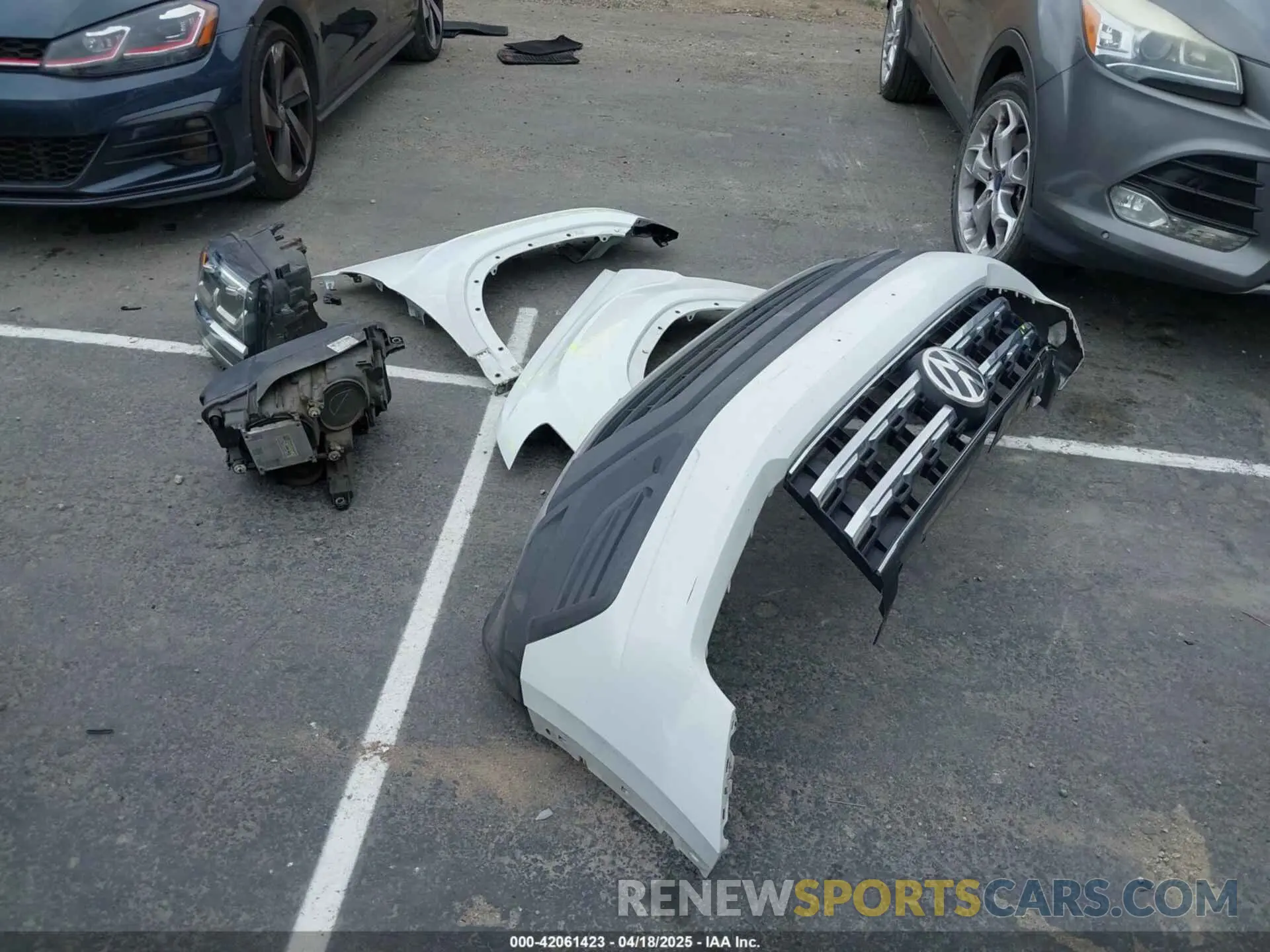 18 Photograph of a damaged car 1V2GR2CA8KC601063 VOLKSWAGEN ATLAS 2019