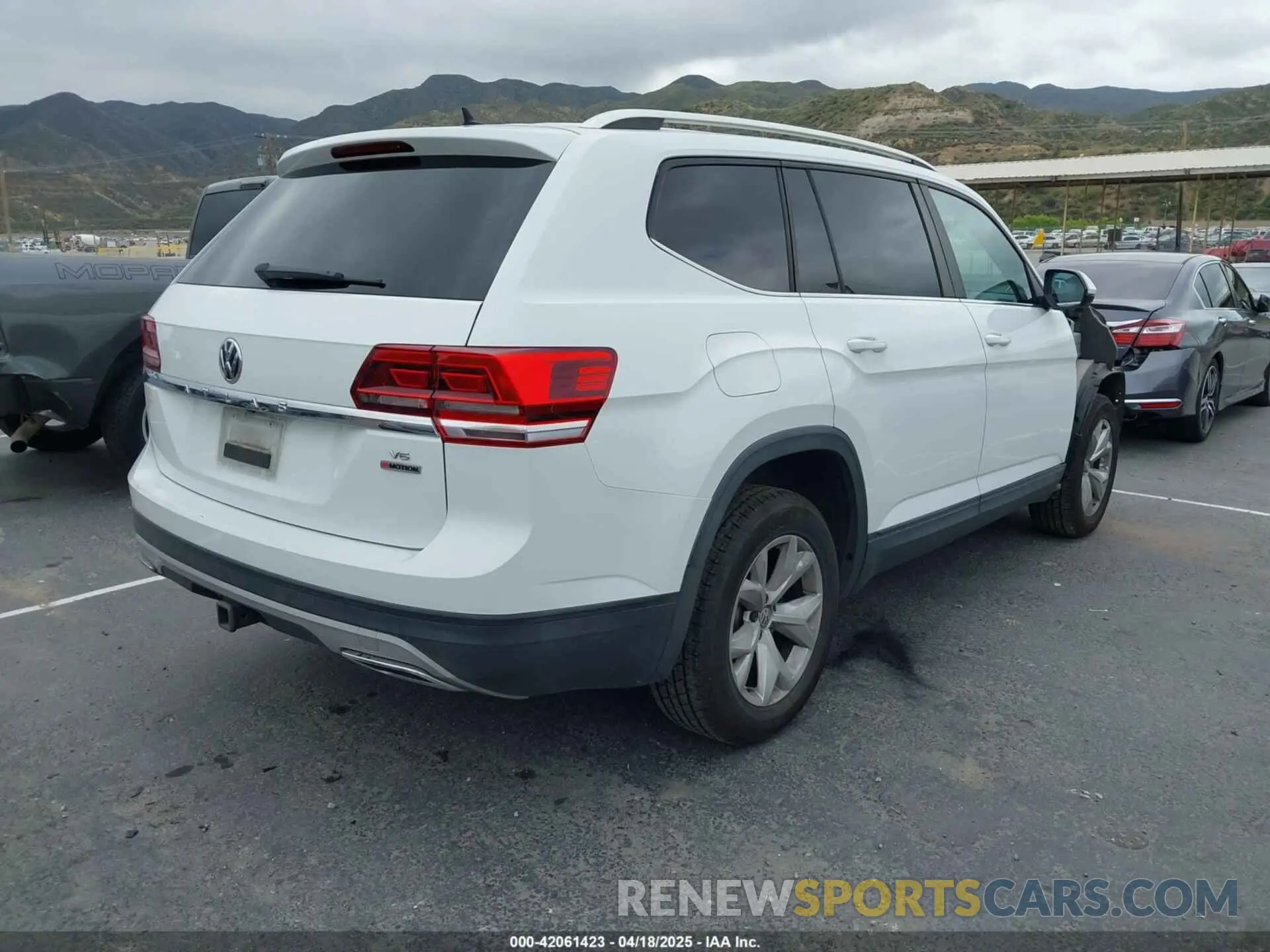 4 Photograph of a damaged car 1V2GR2CA8KC601063 VOLKSWAGEN ATLAS 2019