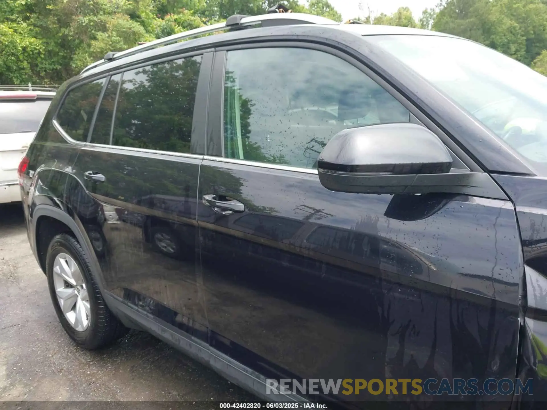 13 Photograph of a damaged car 1V2LR2CA9KC575393 VOLKSWAGEN ATLAS 2019