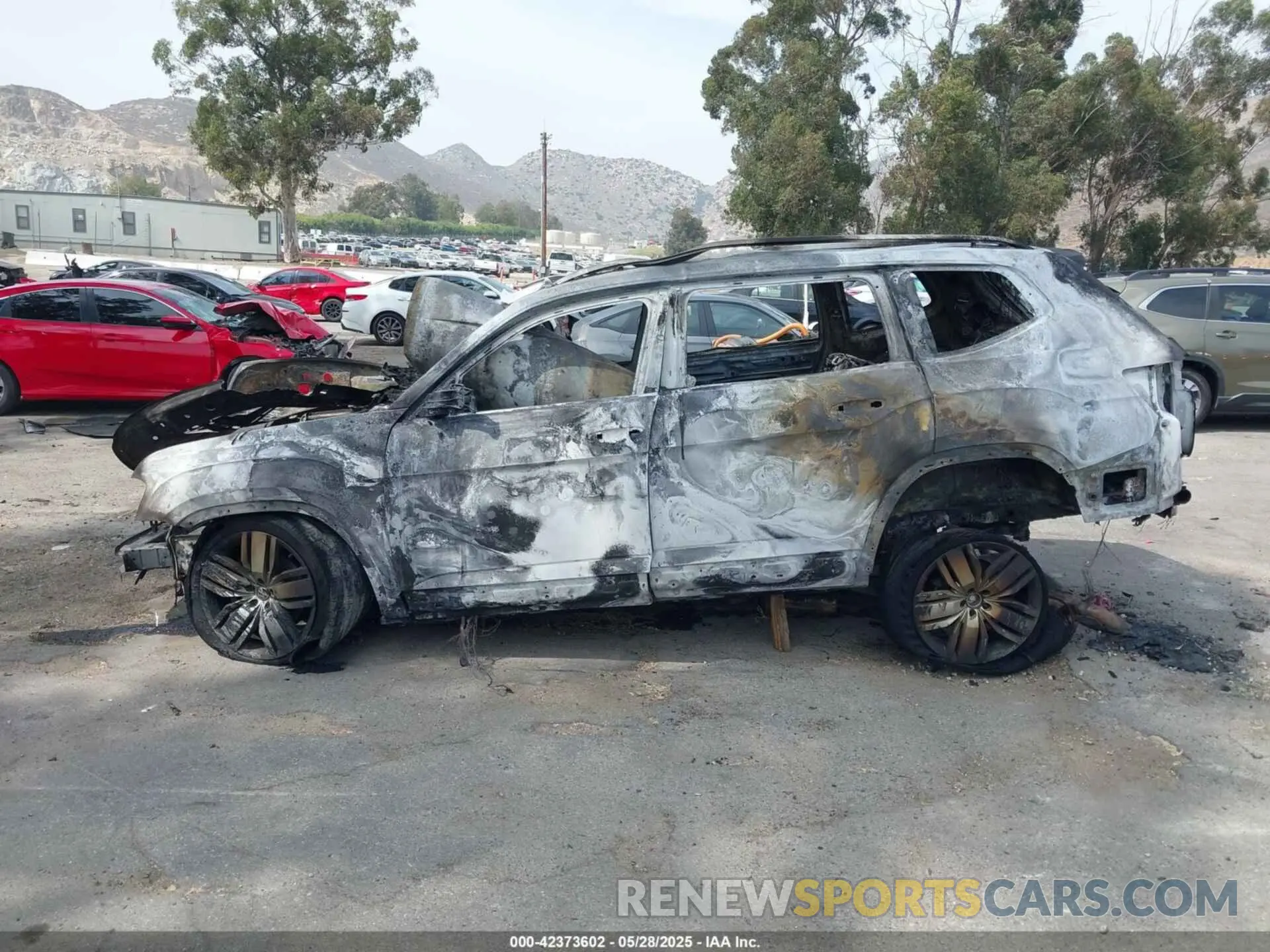 13 Photograph of a damaged car 1V2MR2CA4KC585043 VOLKSWAGEN ATLAS 2019