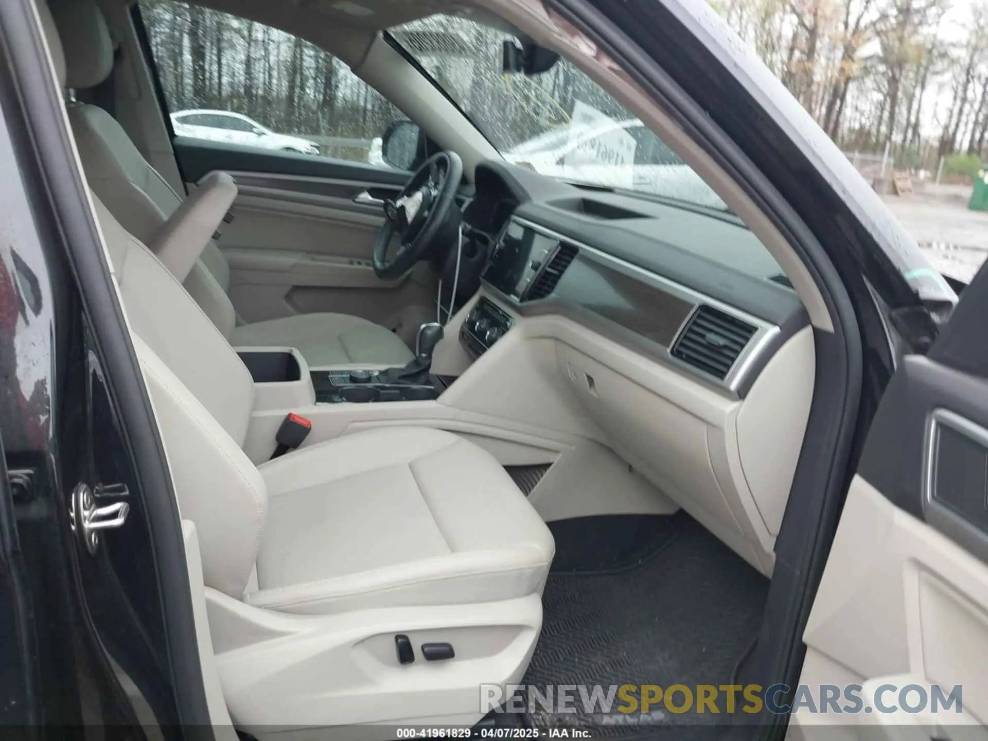 5 Photograph of a damaged car 1V2MR2CA4KC592087 VOLKSWAGEN ATLAS 2019