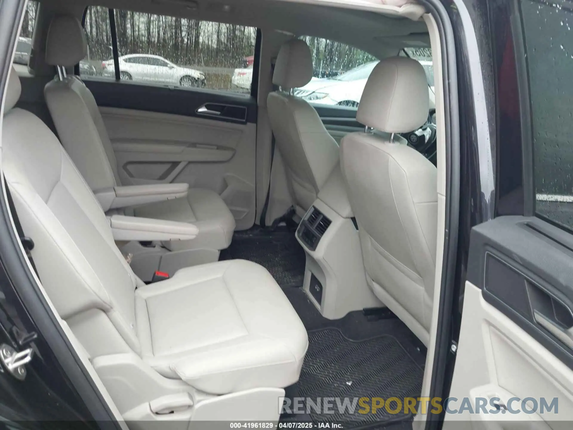 8 Photograph of a damaged car 1V2MR2CA4KC592087 VOLKSWAGEN ATLAS 2019