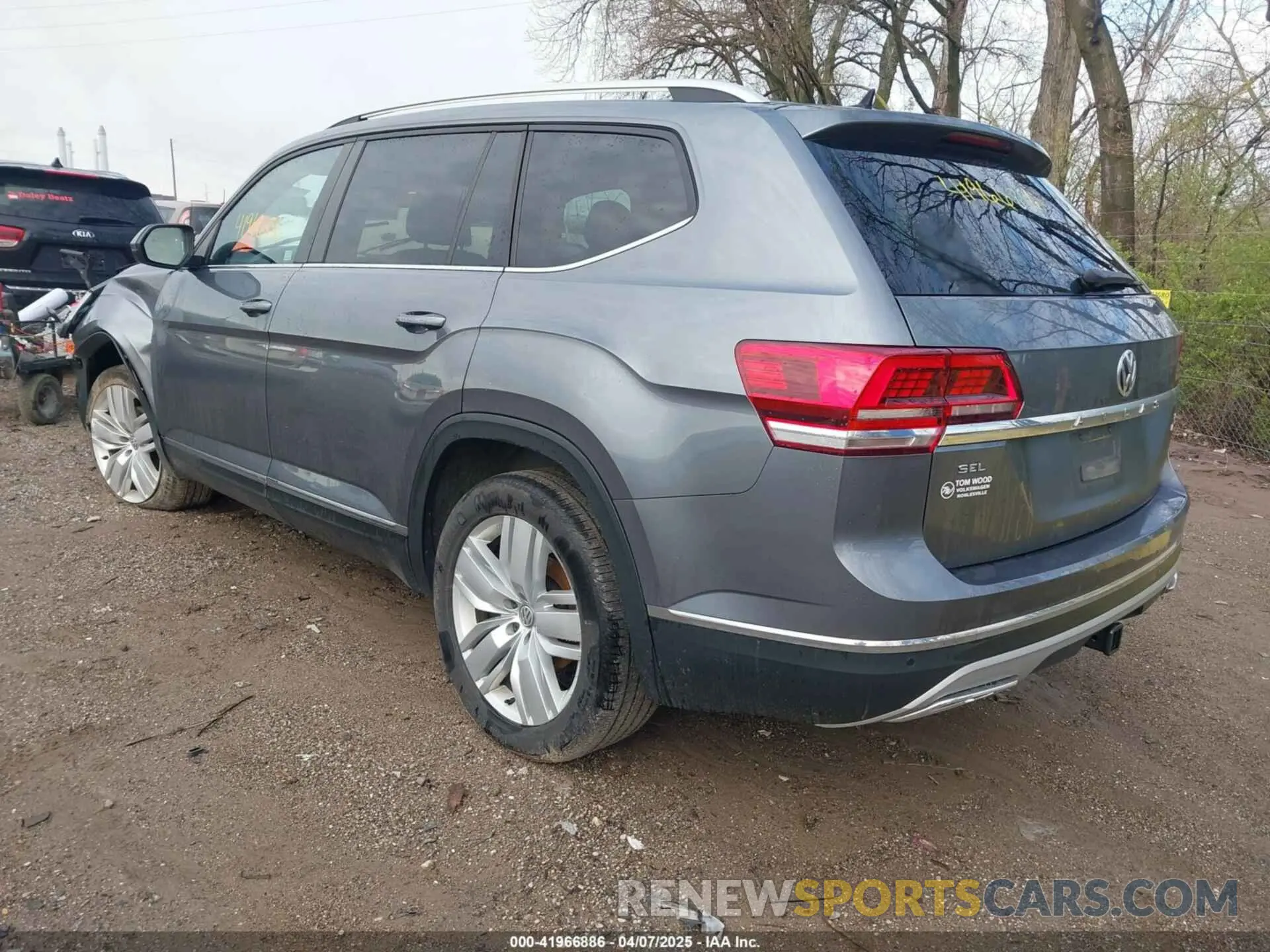 3 Photograph of a damaged car 1V2MR2CA5KC610726 VOLKSWAGEN ATLAS 2019