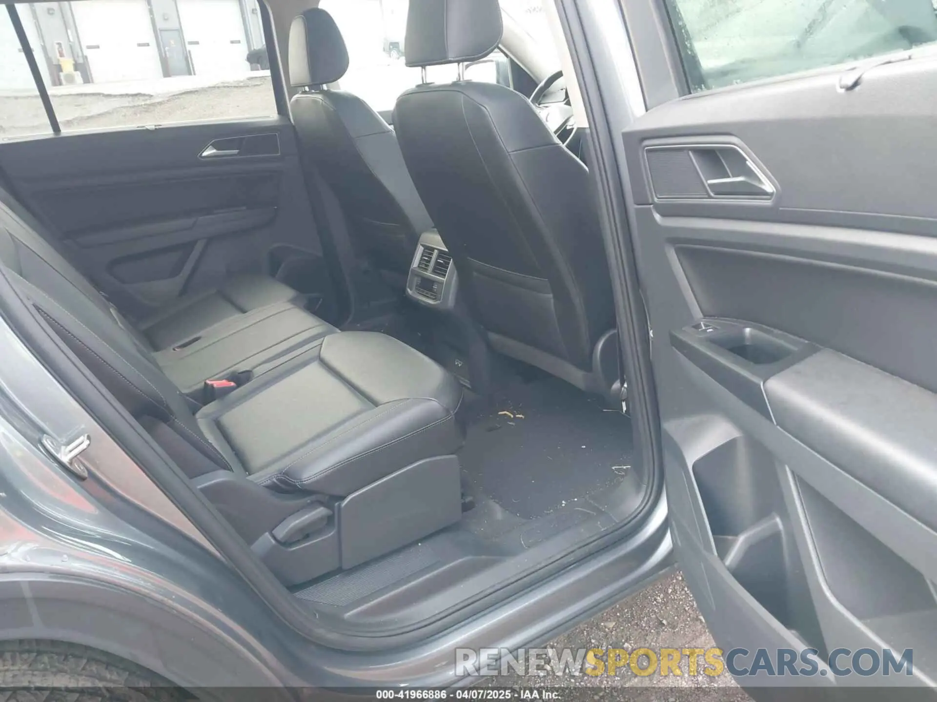 8 Photograph of a damaged car 1V2MR2CA5KC610726 VOLKSWAGEN ATLAS 2019