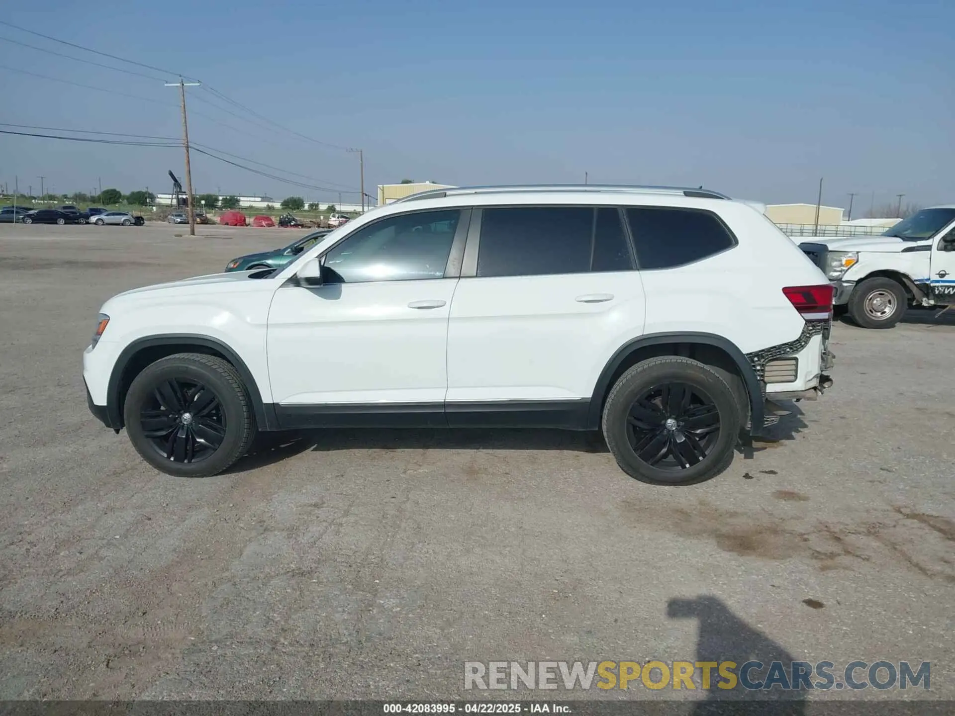 14 Photograph of a damaged car 1V2MR2CA8KC569640 VOLKSWAGEN ATLAS 2019