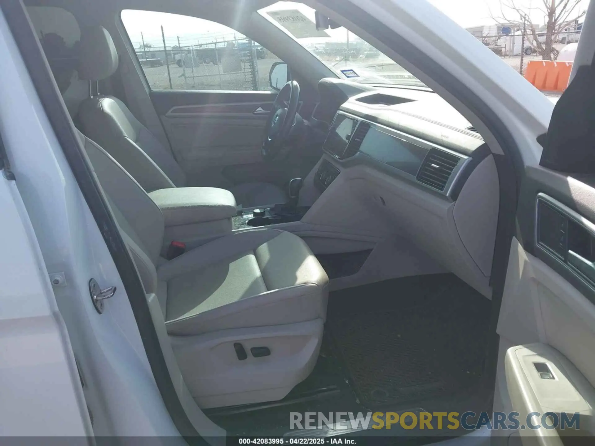 5 Photograph of a damaged car 1V2MR2CA8KC569640 VOLKSWAGEN ATLAS 2019