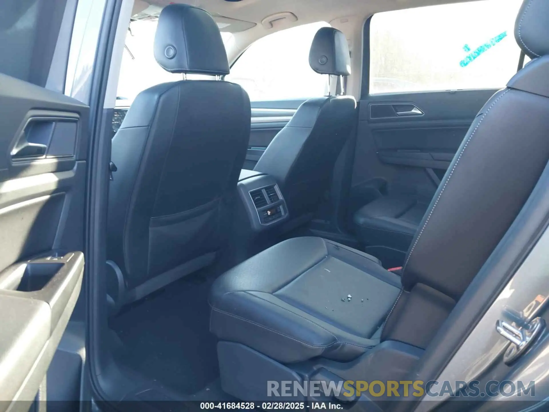 8 Photograph of a damaged car 1V2MR2CA9KC515585 VOLKSWAGEN ATLAS 2019