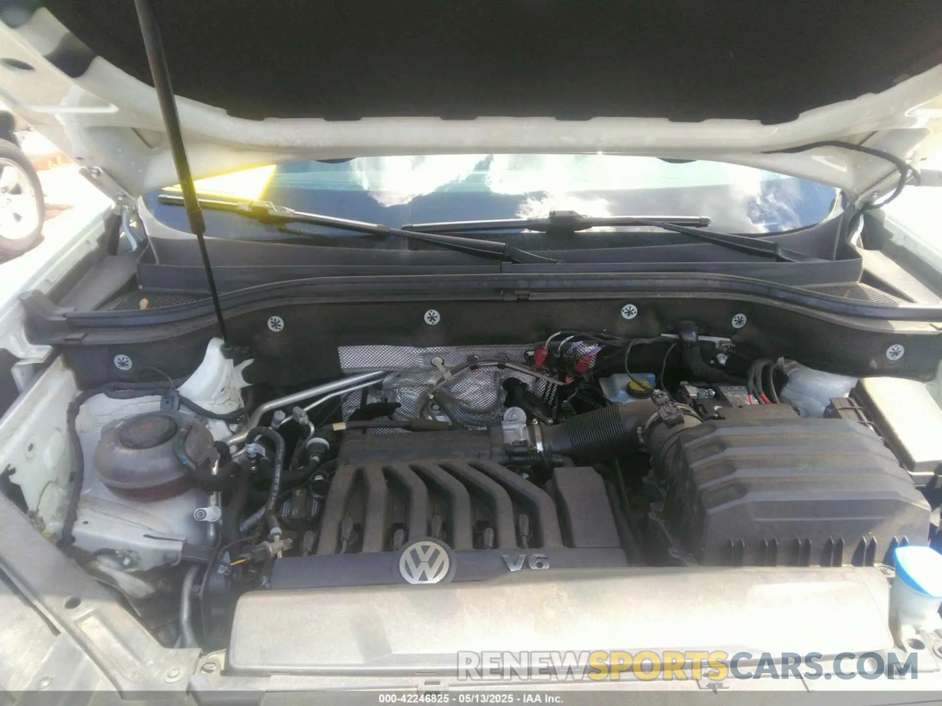 10 Photograph of a damaged car 1V2NR2CA2KC531552 VOLKSWAGEN ATLAS 2019