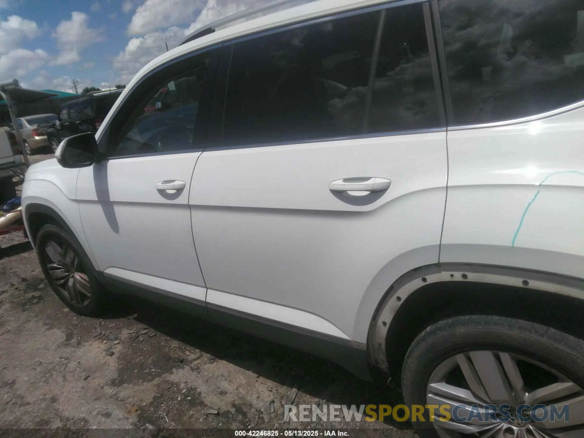 14 Photograph of a damaged car 1V2NR2CA2KC531552 VOLKSWAGEN ATLAS 2019