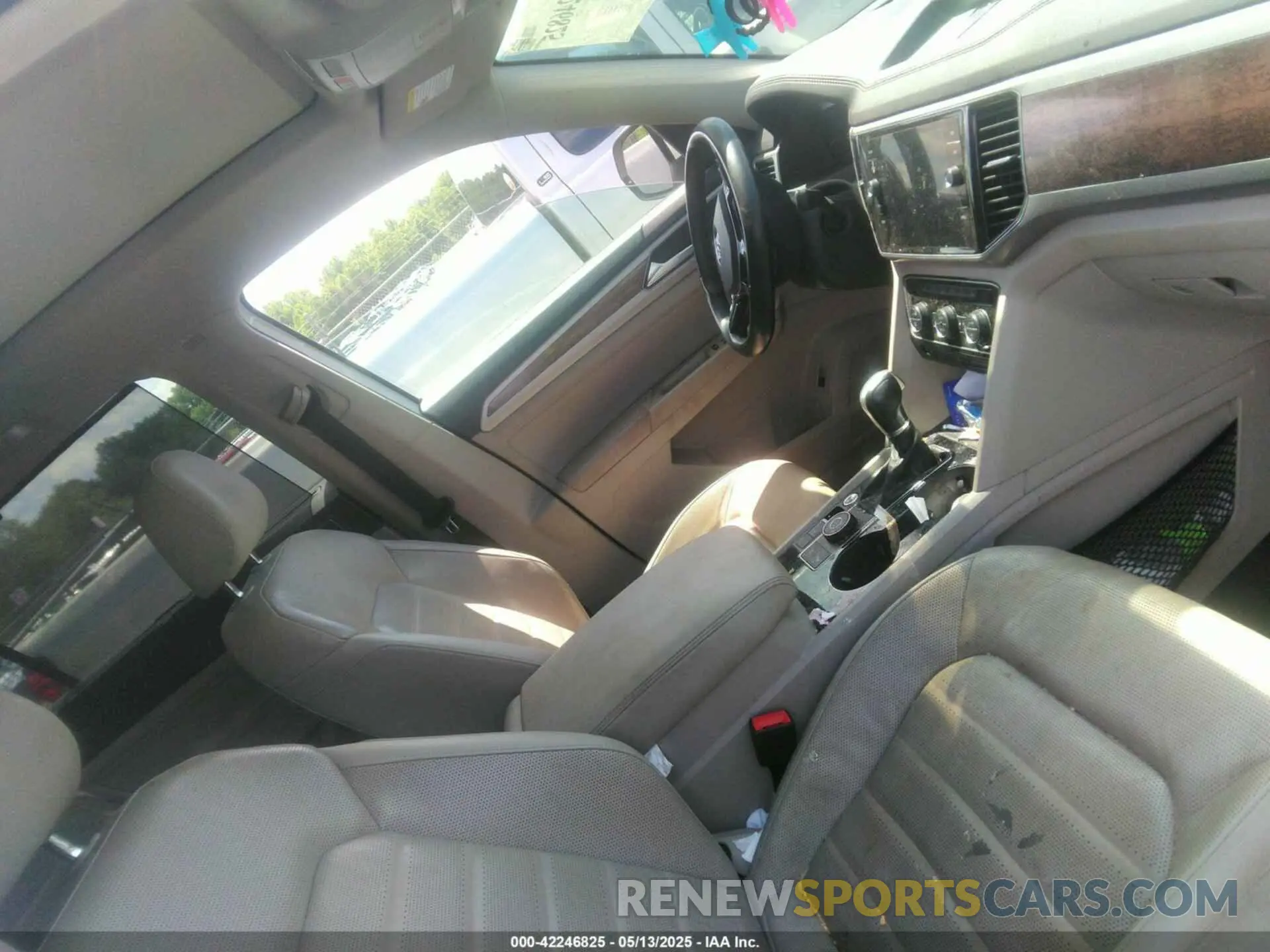 5 Photograph of a damaged car 1V2NR2CA2KC531552 VOLKSWAGEN ATLAS 2019