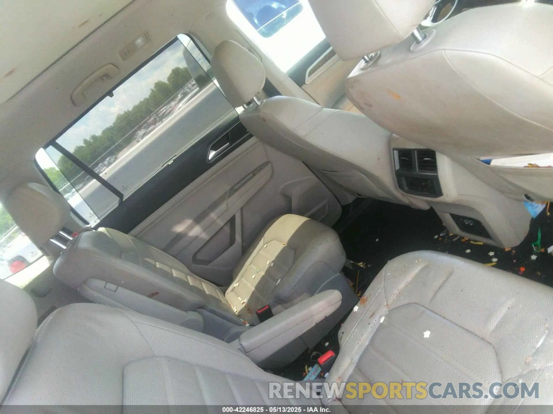 8 Photograph of a damaged car 1V2NR2CA2KC531552 VOLKSWAGEN ATLAS 2019