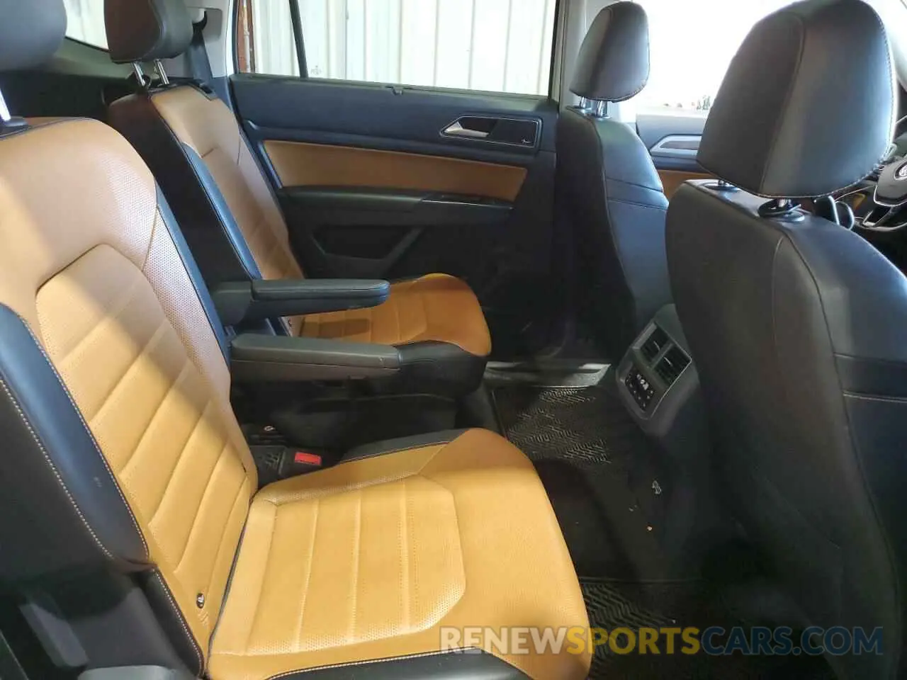 11 Photograph of a damaged car 1V2NR2CA3KC611569 VOLKSWAGEN ATLAS 2019