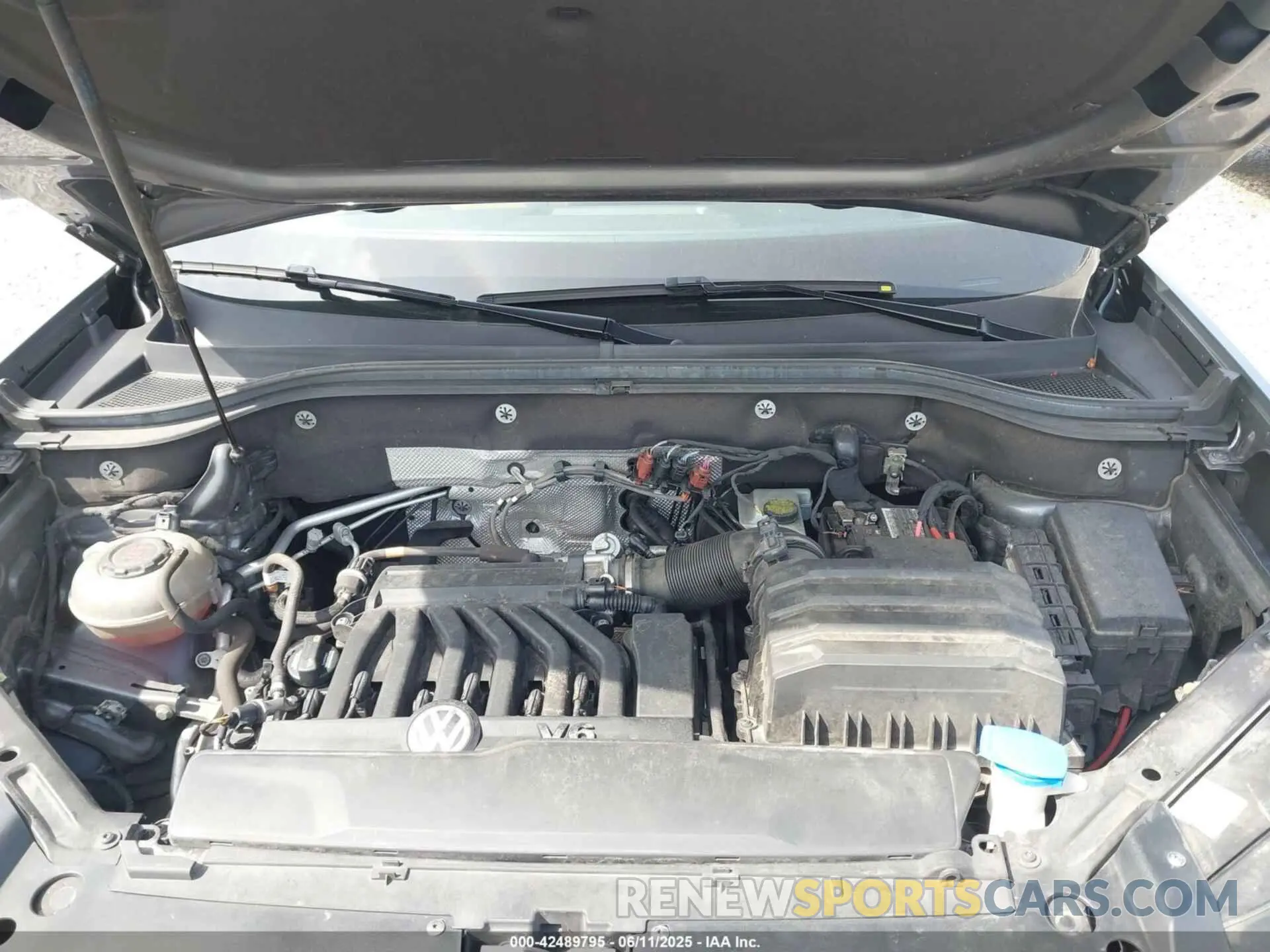 10 Photograph of a damaged car 1V2NR2CA4KC522304 VOLKSWAGEN ATLAS 2019