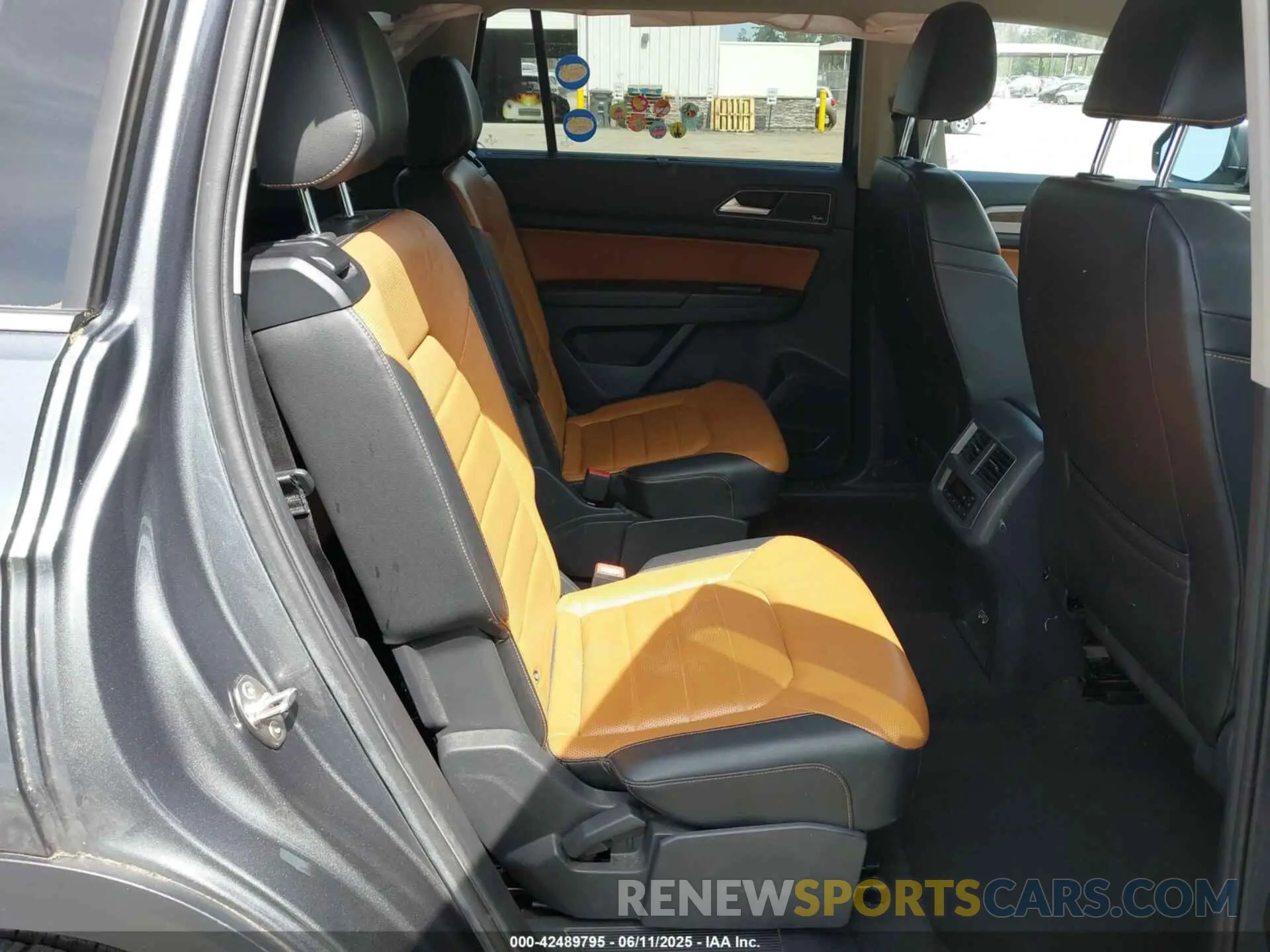 8 Photograph of a damaged car 1V2NR2CA4KC522304 VOLKSWAGEN ATLAS 2019