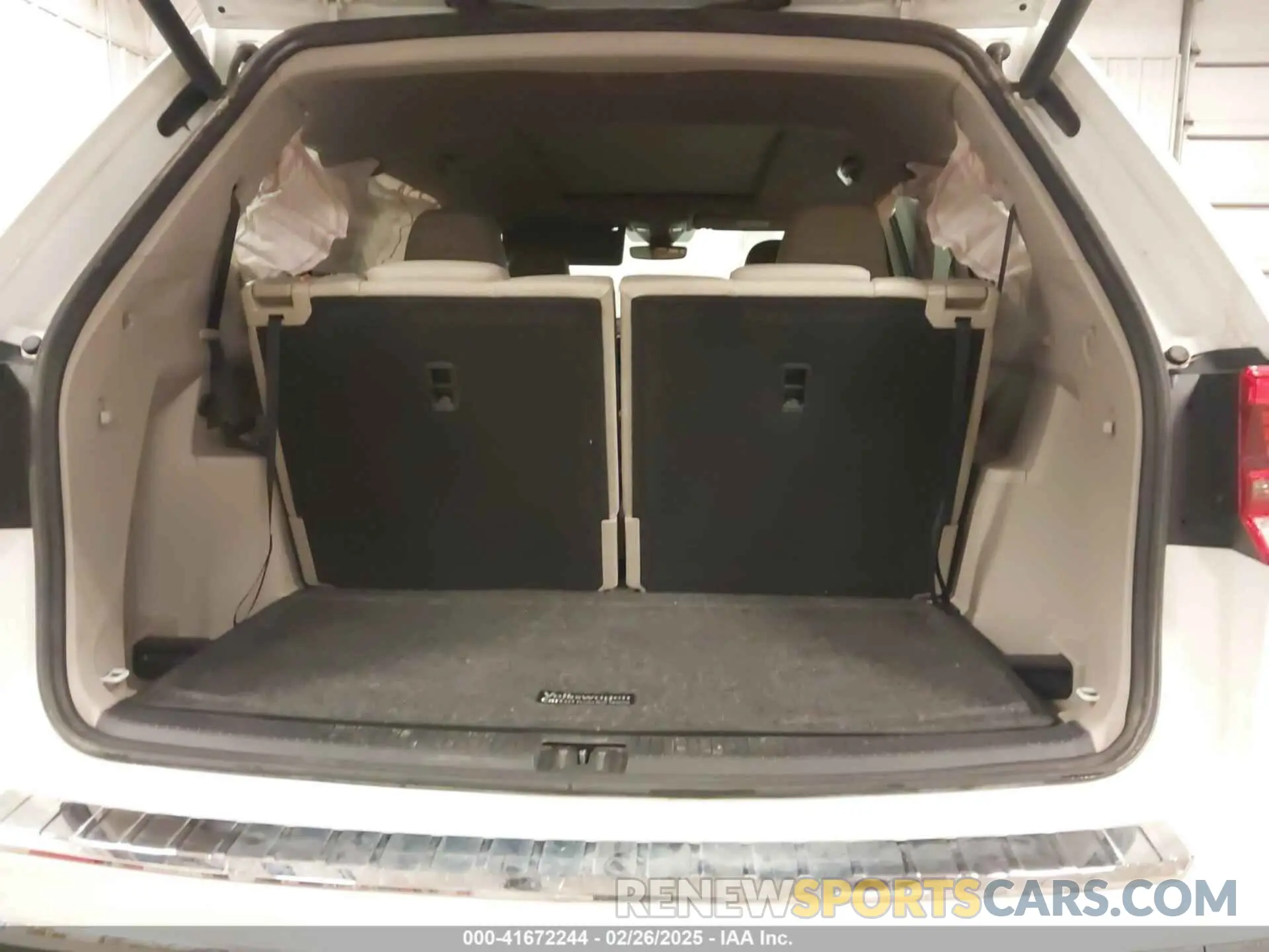 18 Photograph of a damaged car 1V2NR2CA6KC609119 VOLKSWAGEN ATLAS 2019