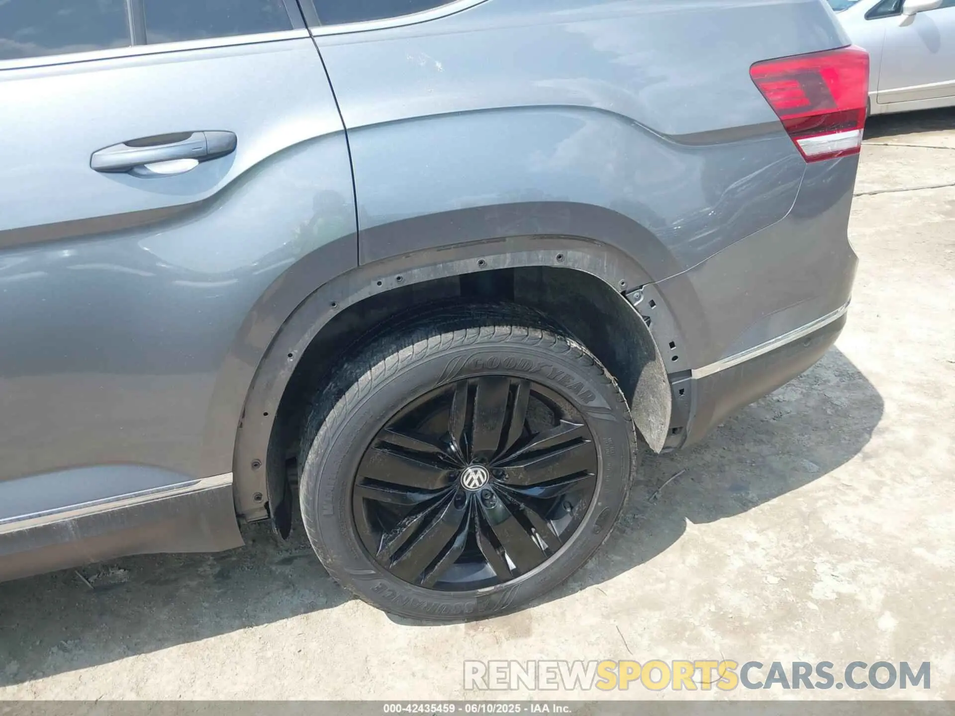 18 Photograph of a damaged car 1V2NR2CA8KC568556 VOLKSWAGEN ATLAS 2019