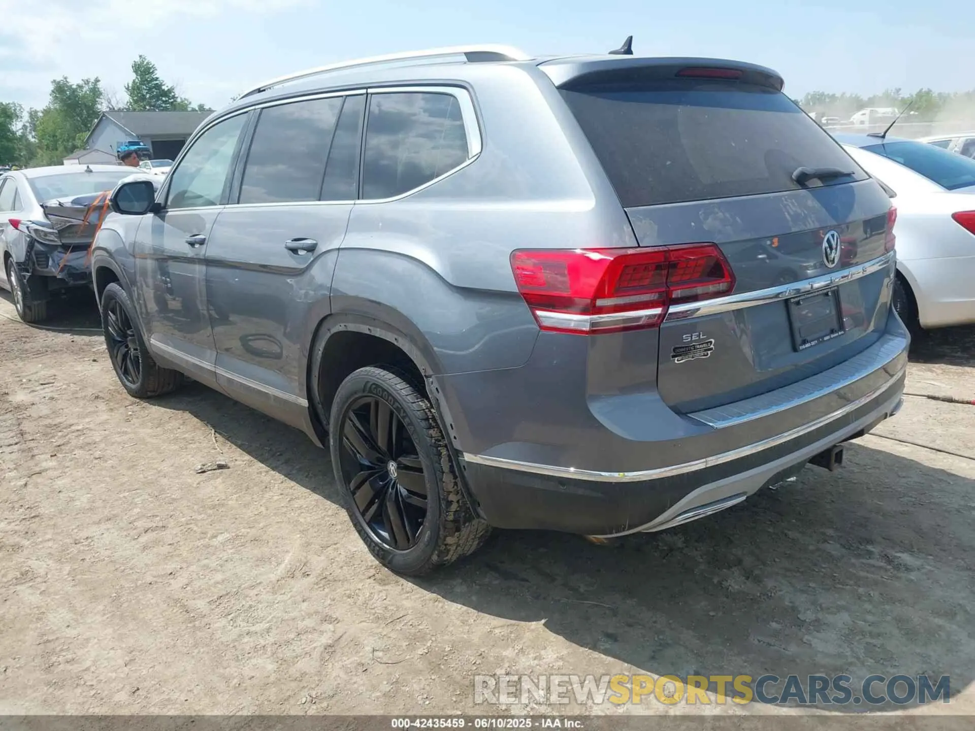 3 Photograph of a damaged car 1V2NR2CA8KC568556 VOLKSWAGEN ATLAS 2019