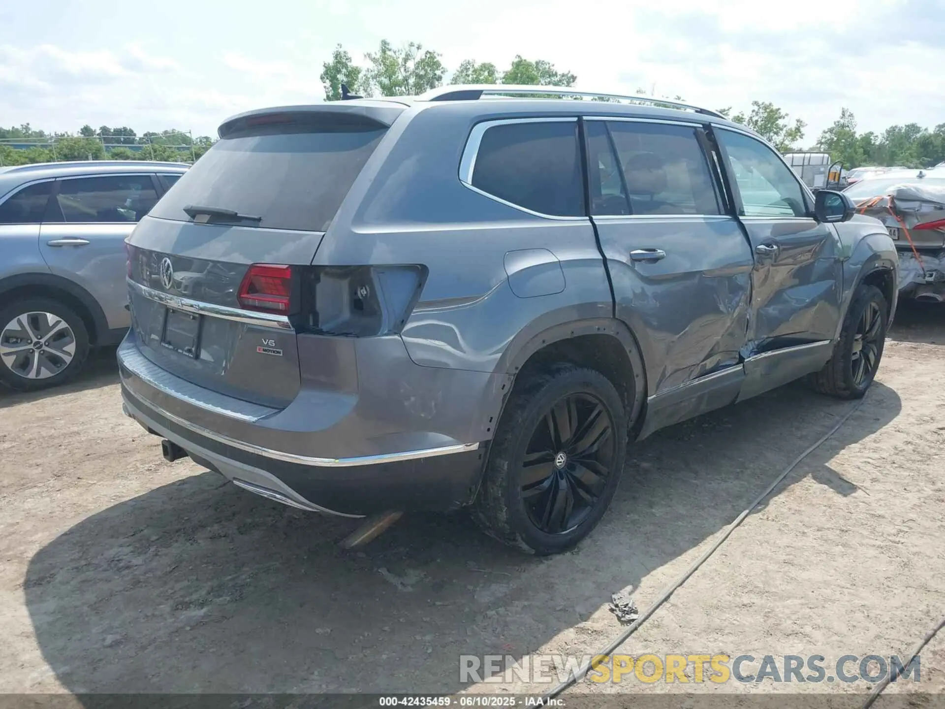 4 Photograph of a damaged car 1V2NR2CA8KC568556 VOLKSWAGEN ATLAS 2019