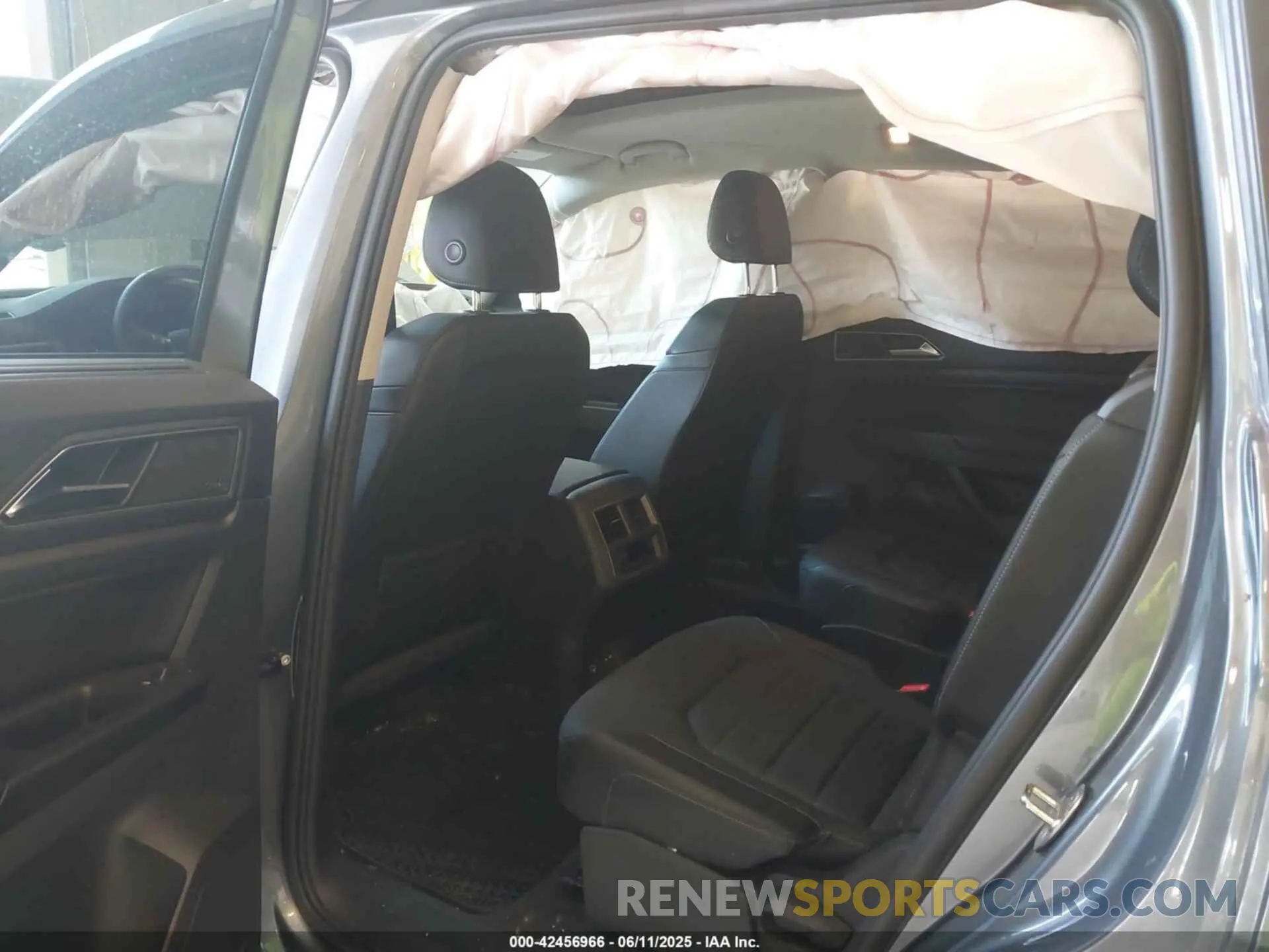 8 Photograph of a damaged car 1V2NR2CAXKC611746 VOLKSWAGEN ATLAS 2019