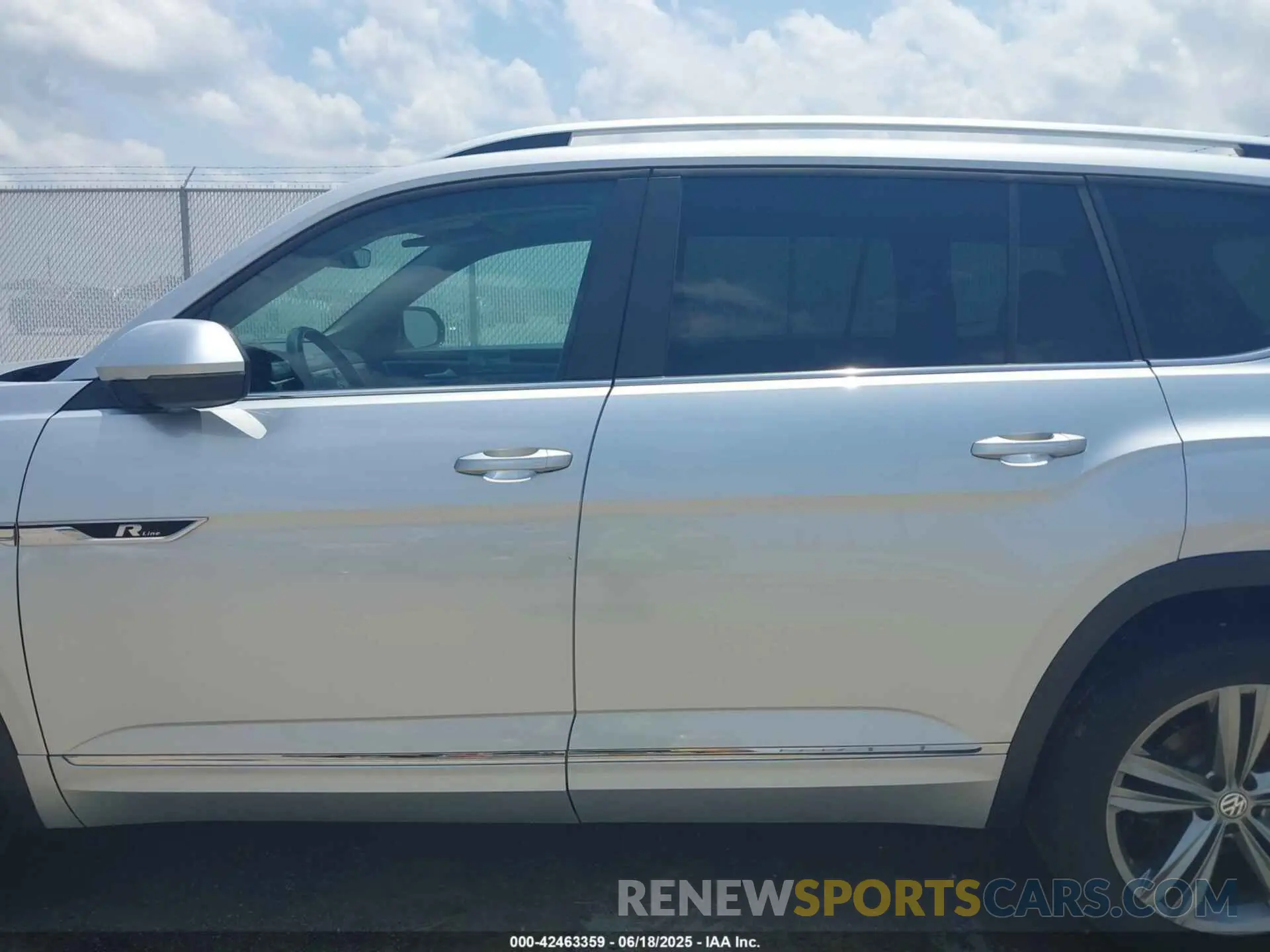 14 Photograph of a damaged car 1V2RR2CA1KC536548 VOLKSWAGEN ATLAS 2019