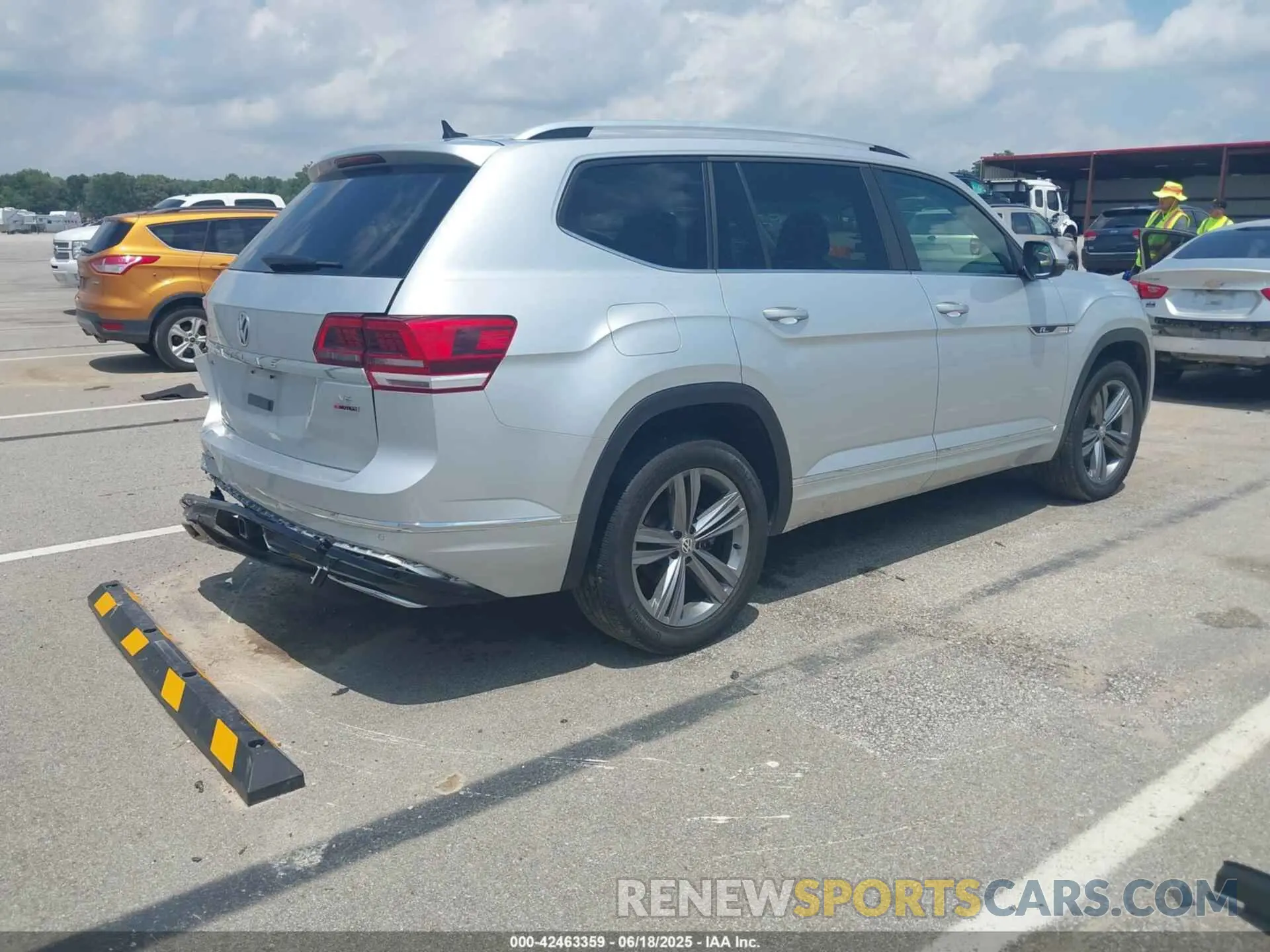 4 Photograph of a damaged car 1V2RR2CA1KC536548 VOLKSWAGEN ATLAS 2019