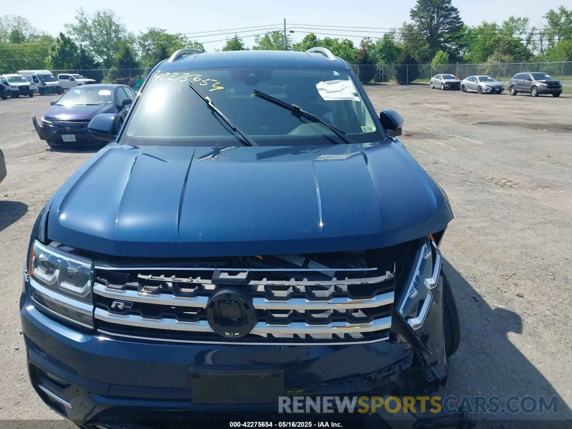 12 Photograph of a damaged car 1V2RR2CAXKC600831 VOLKSWAGEN ATLAS 2019
