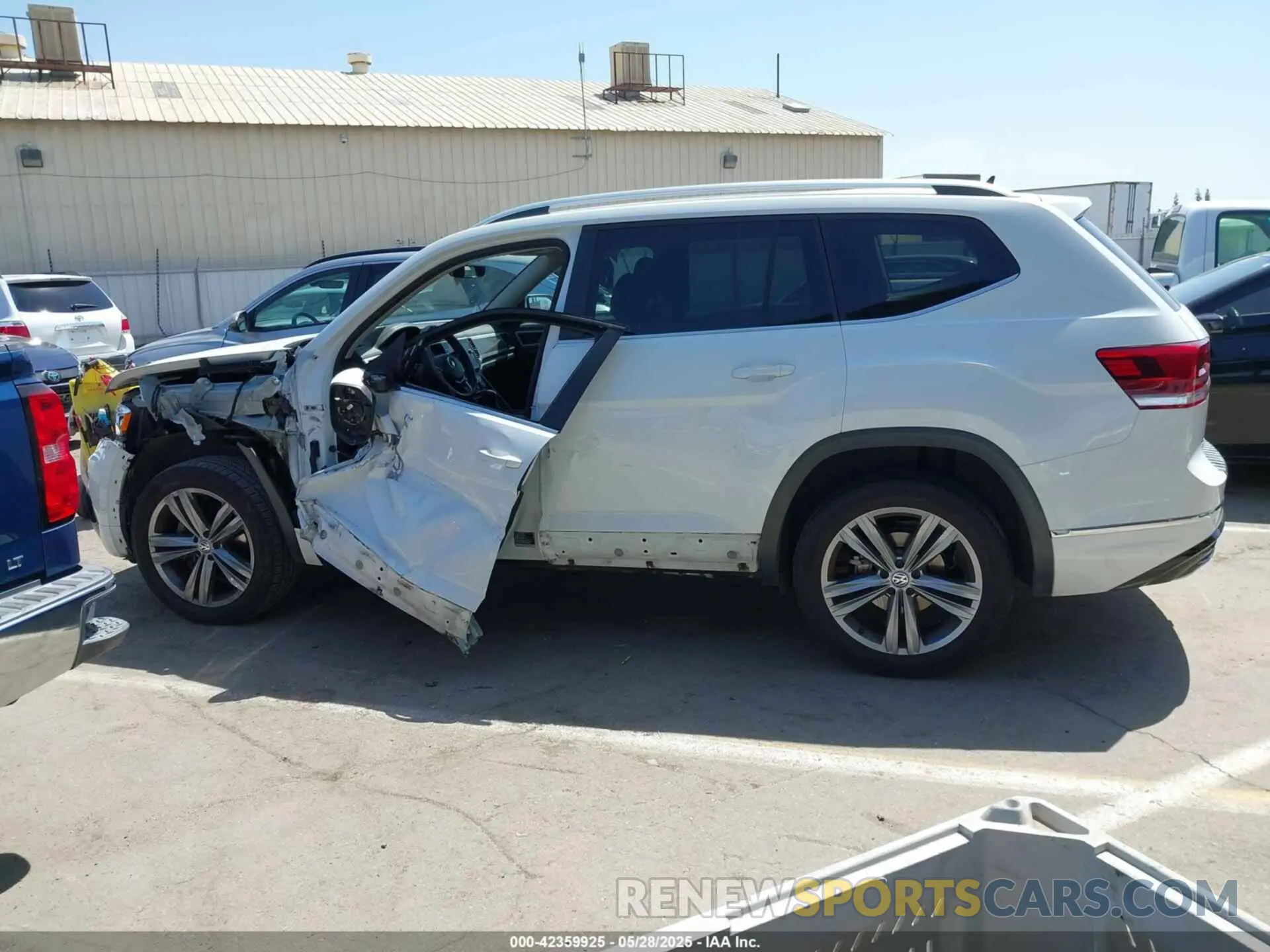 14 Photograph of a damaged car 1V2SR2CAXKC616271 VOLKSWAGEN ATLAS 2019