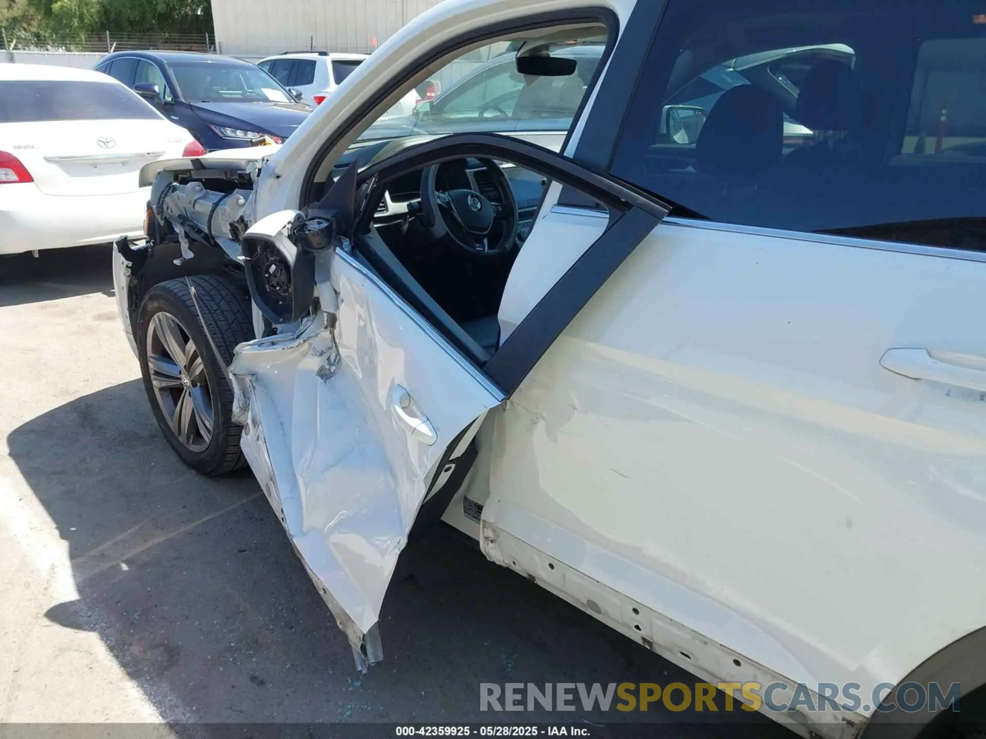 18 Photograph of a damaged car 1V2SR2CAXKC616271 VOLKSWAGEN ATLAS 2019