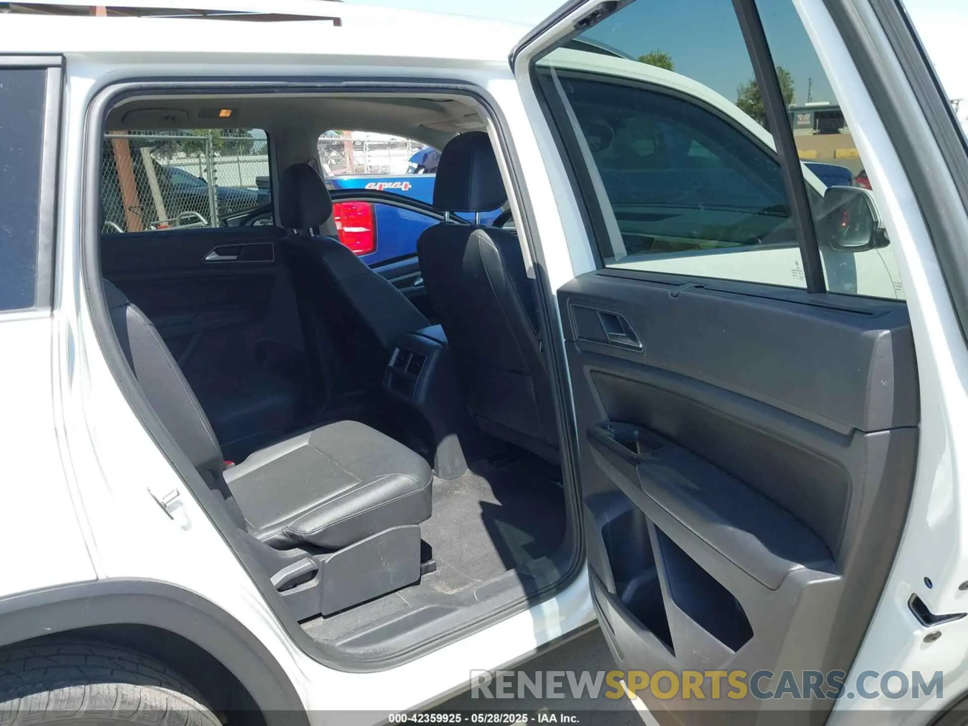 8 Photograph of a damaged car 1V2SR2CAXKC616271 VOLKSWAGEN ATLAS 2019