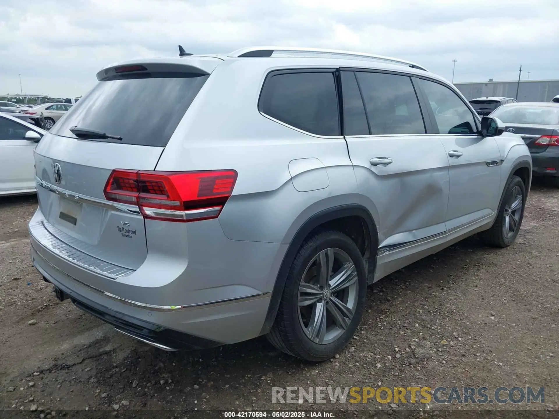 4 Photograph of a damaged car 1V2SR2CAXKC618621 VOLKSWAGEN ATLAS 2019