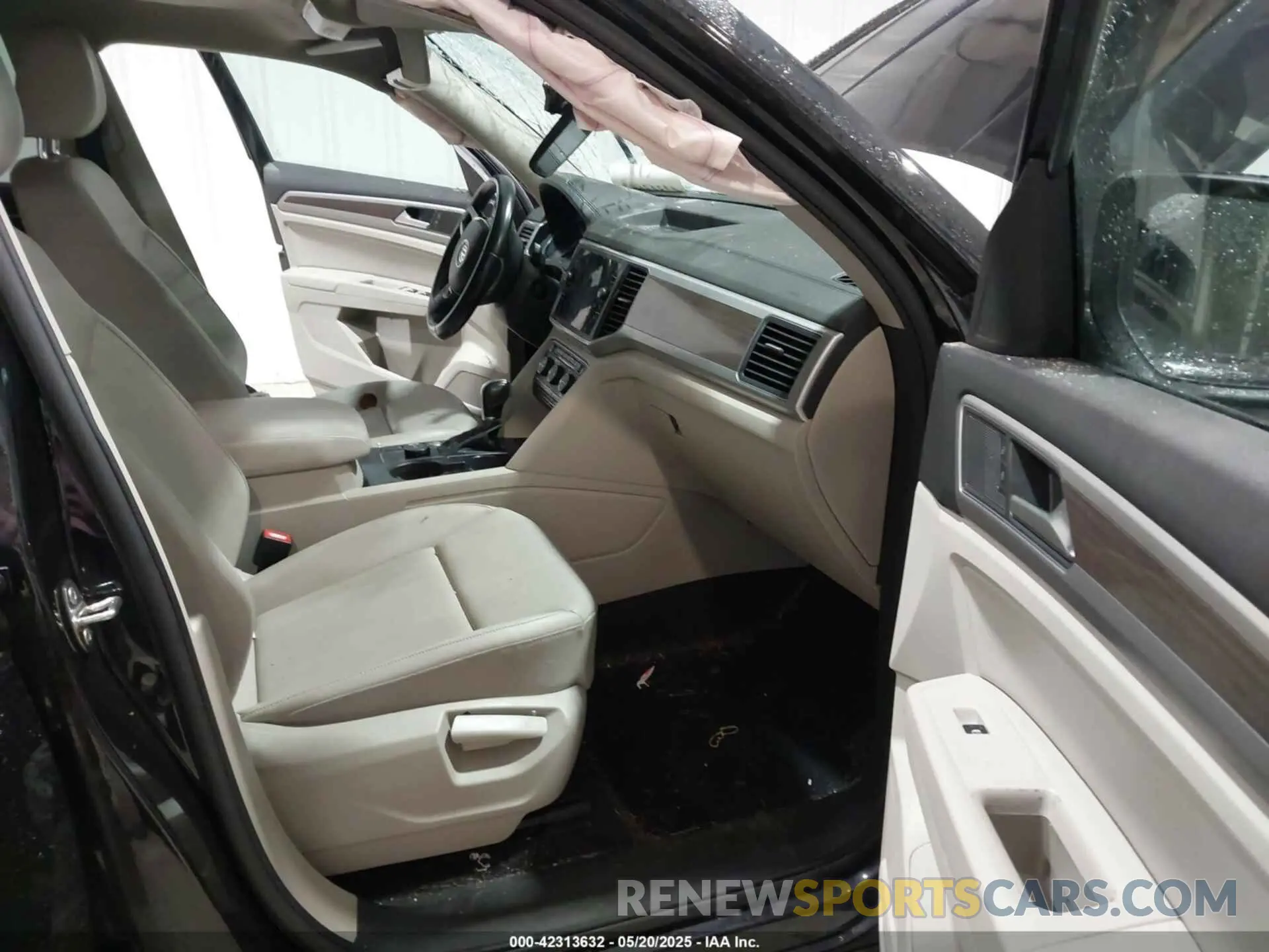 5 Photograph of a damaged car 1V2UR2CA0KC506192 VOLKSWAGEN ATLAS 2019