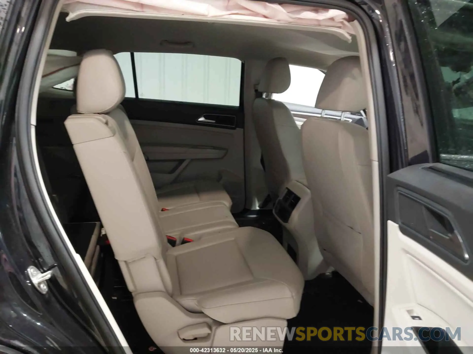 8 Photograph of a damaged car 1V2UR2CA0KC506192 VOLKSWAGEN ATLAS 2019