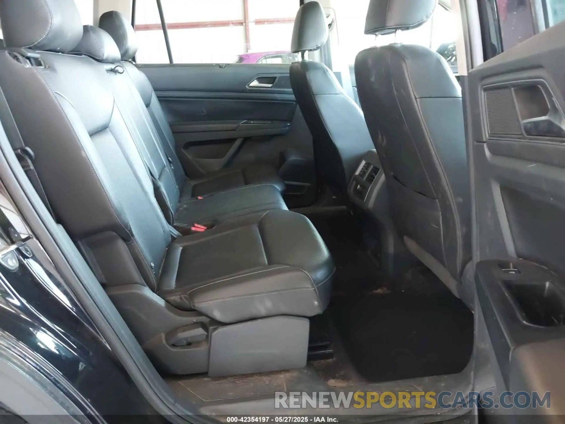 8 Photograph of a damaged car 1V2UR2CA0KC513689 VOLKSWAGEN ATLAS 2019