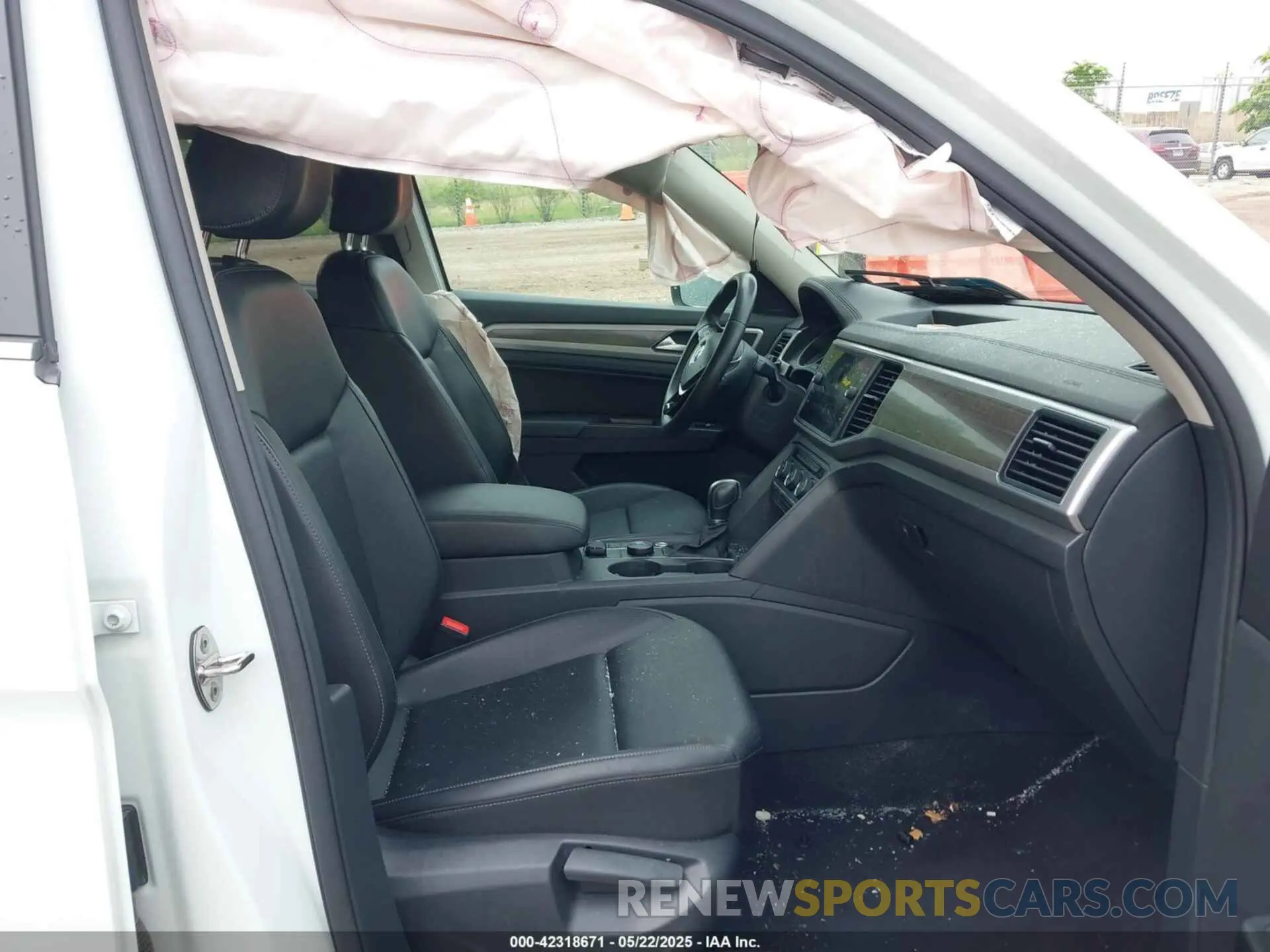 5 Photograph of a damaged car 1V2UR2CA0KC560799 VOLKSWAGEN ATLAS 2019