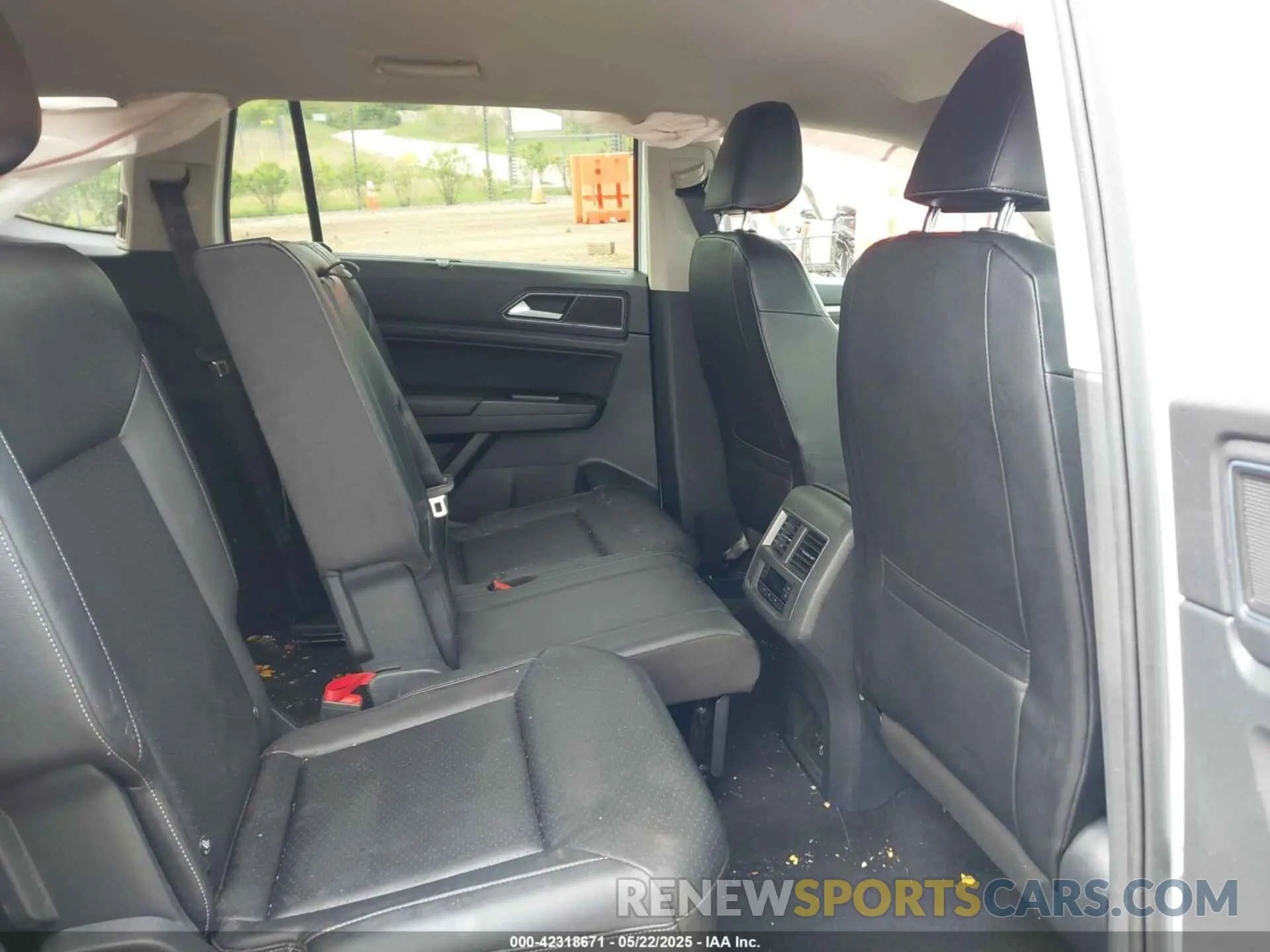 8 Photograph of a damaged car 1V2UR2CA0KC560799 VOLKSWAGEN ATLAS 2019