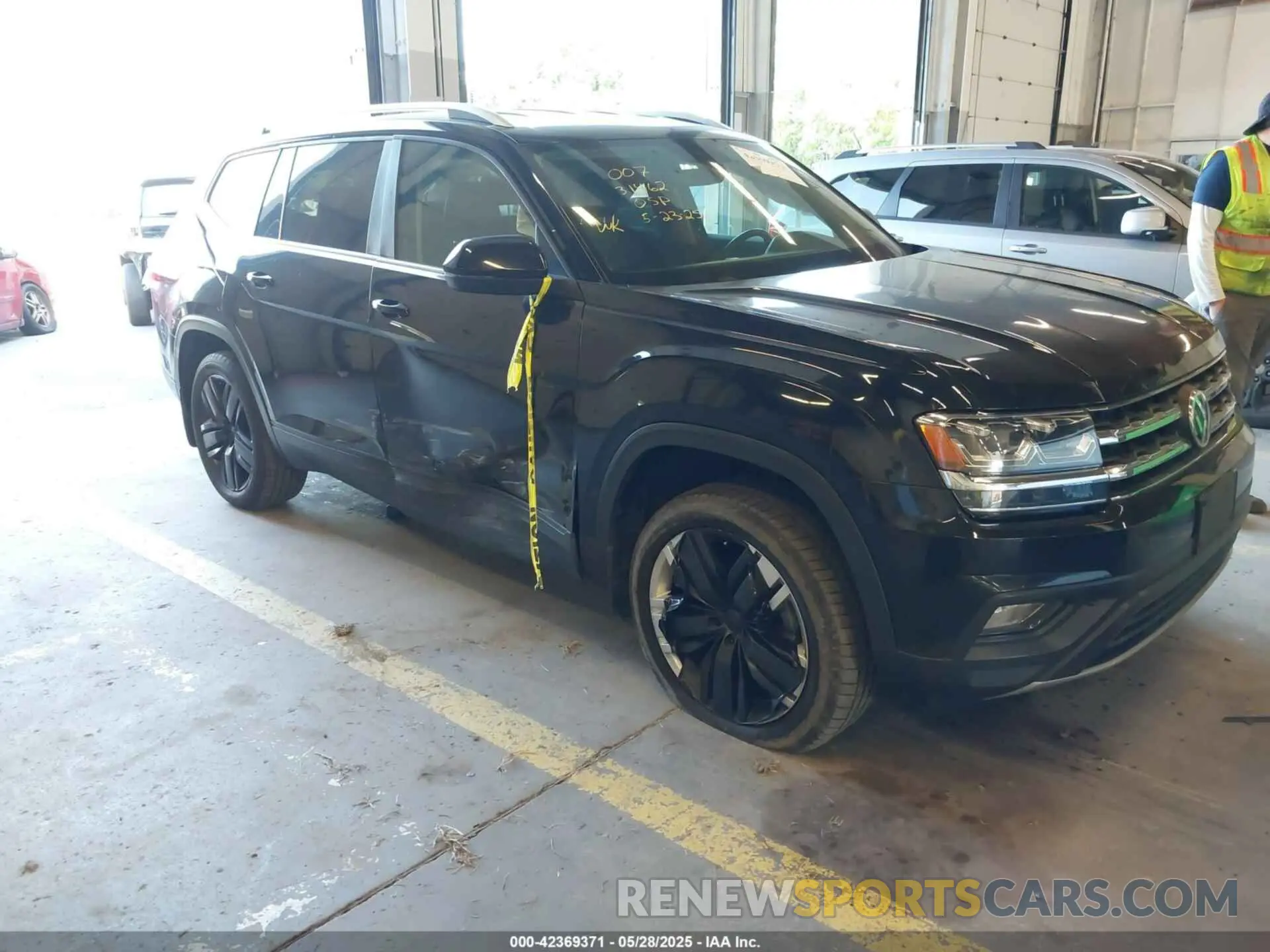 1 Photograph of a damaged car 1V2UR2CA2KC515962 VOLKSWAGEN ATLAS 2019