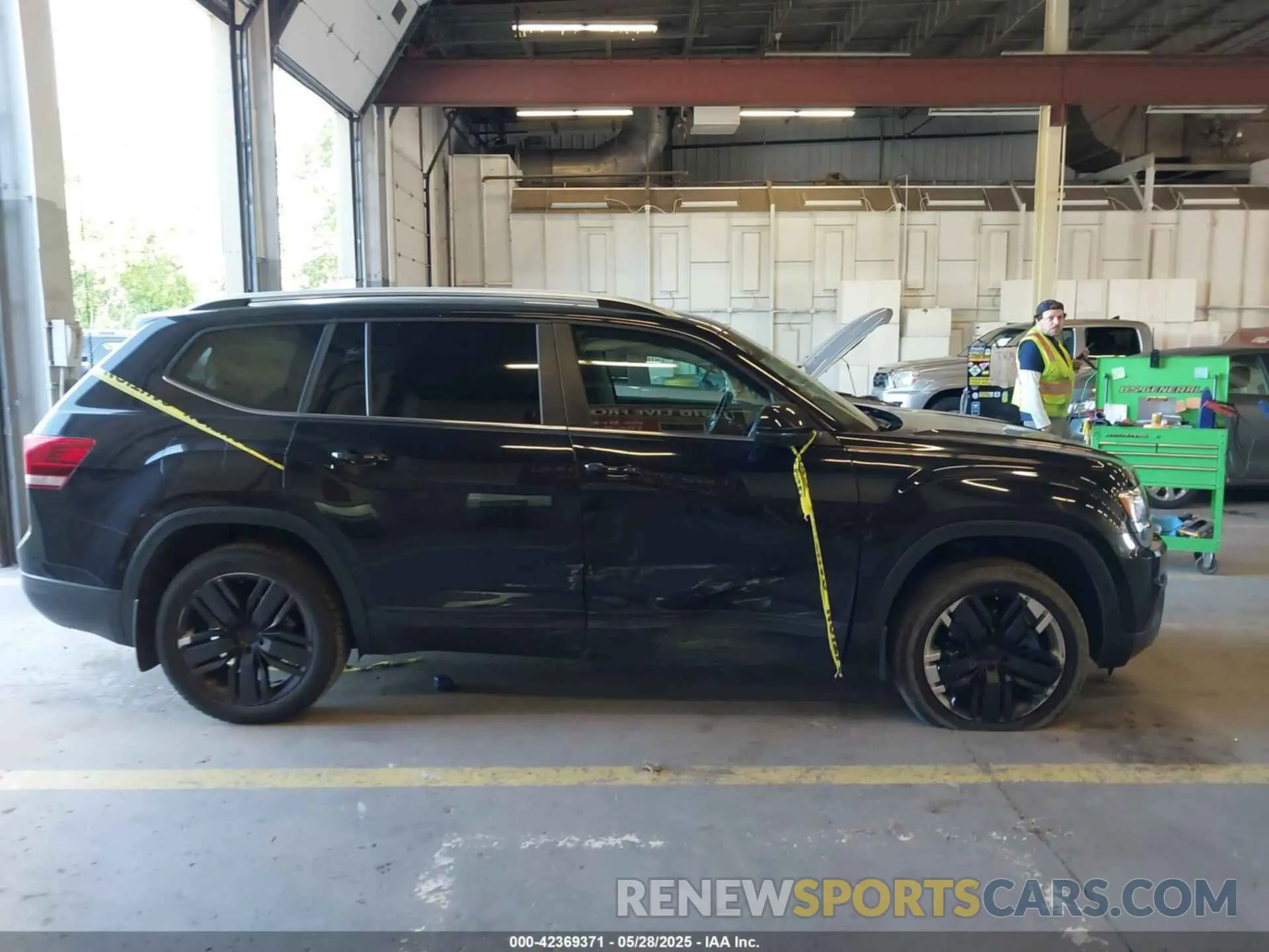 13 Photograph of a damaged car 1V2UR2CA2KC515962 VOLKSWAGEN ATLAS 2019