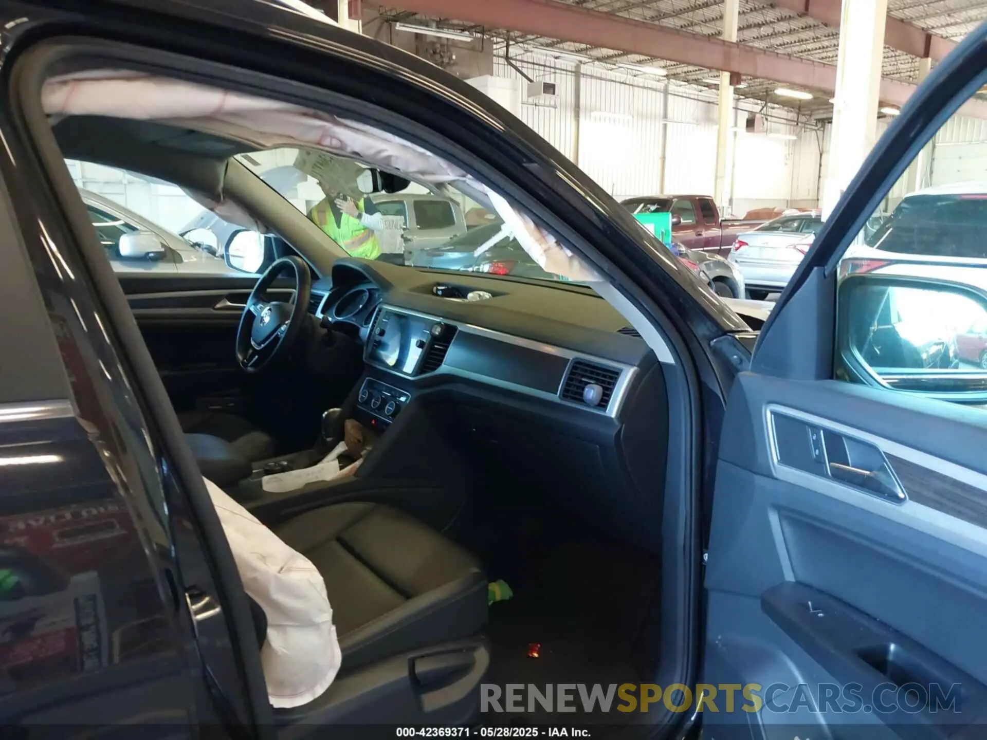 5 Photograph of a damaged car 1V2UR2CA2KC515962 VOLKSWAGEN ATLAS 2019