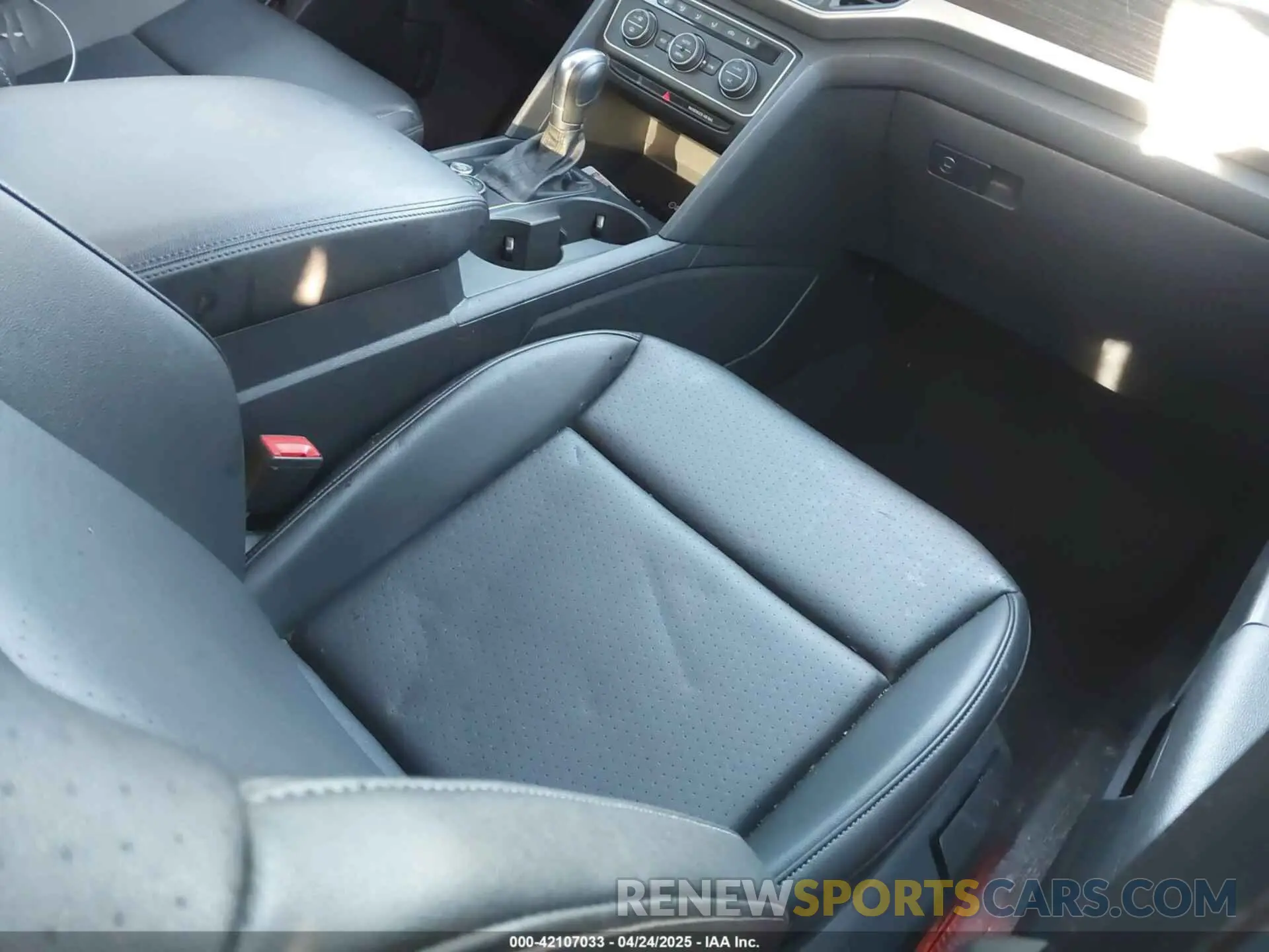 5 Photograph of a damaged car 1V2UR2CA2KC526301 VOLKSWAGEN ATLAS 2019