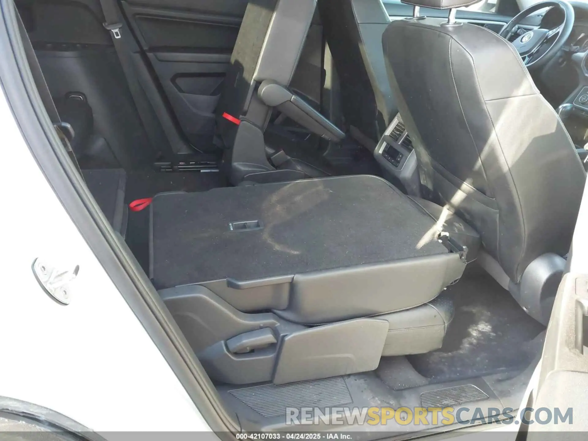 8 Photograph of a damaged car 1V2UR2CA2KC526301 VOLKSWAGEN ATLAS 2019